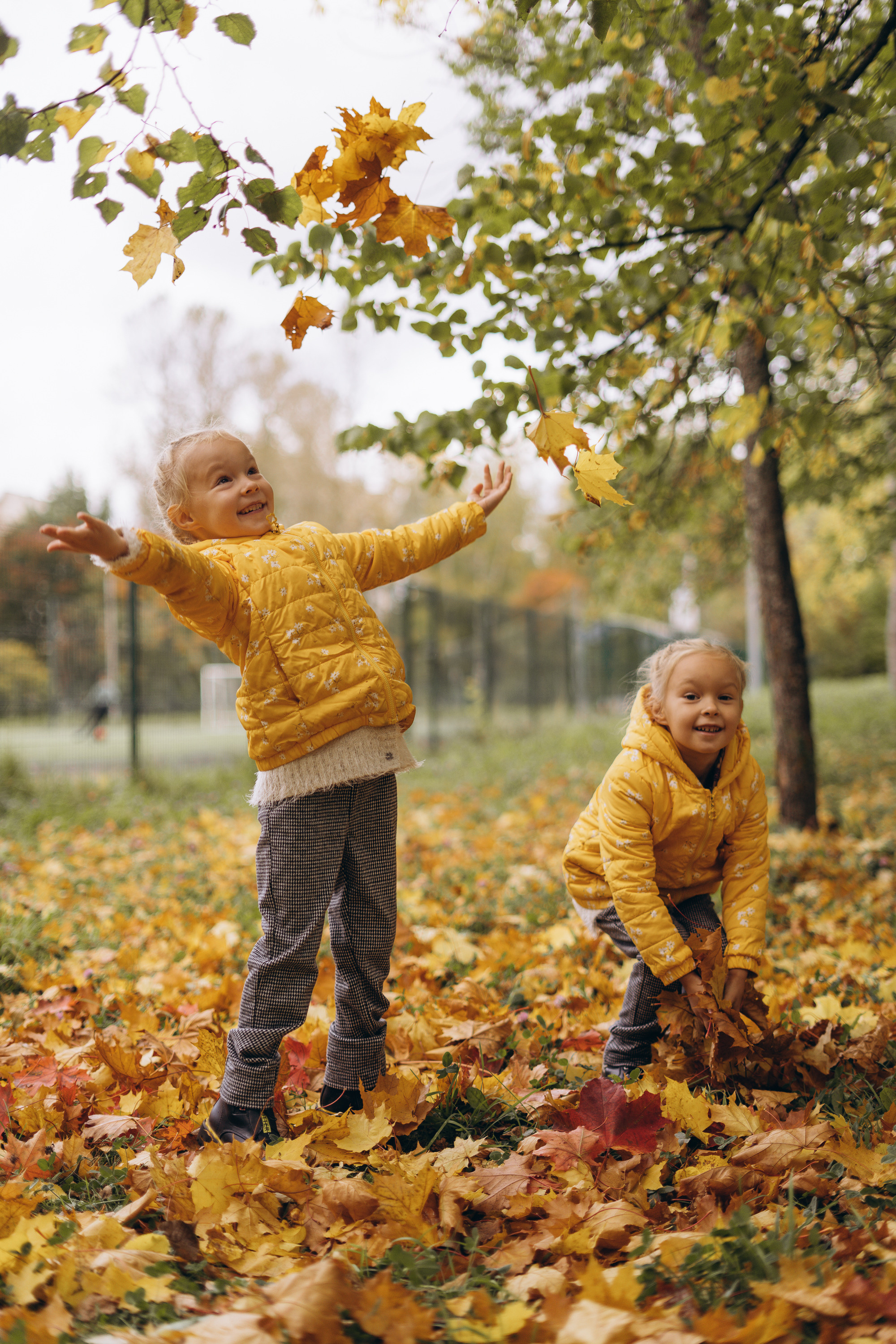 Семейная фотосессия детей с родителями в СПб на улице. Семейный и свадебный фотограф в Санкт-Петербурге Соколов| портреты, репортаж, коммерческая съемка