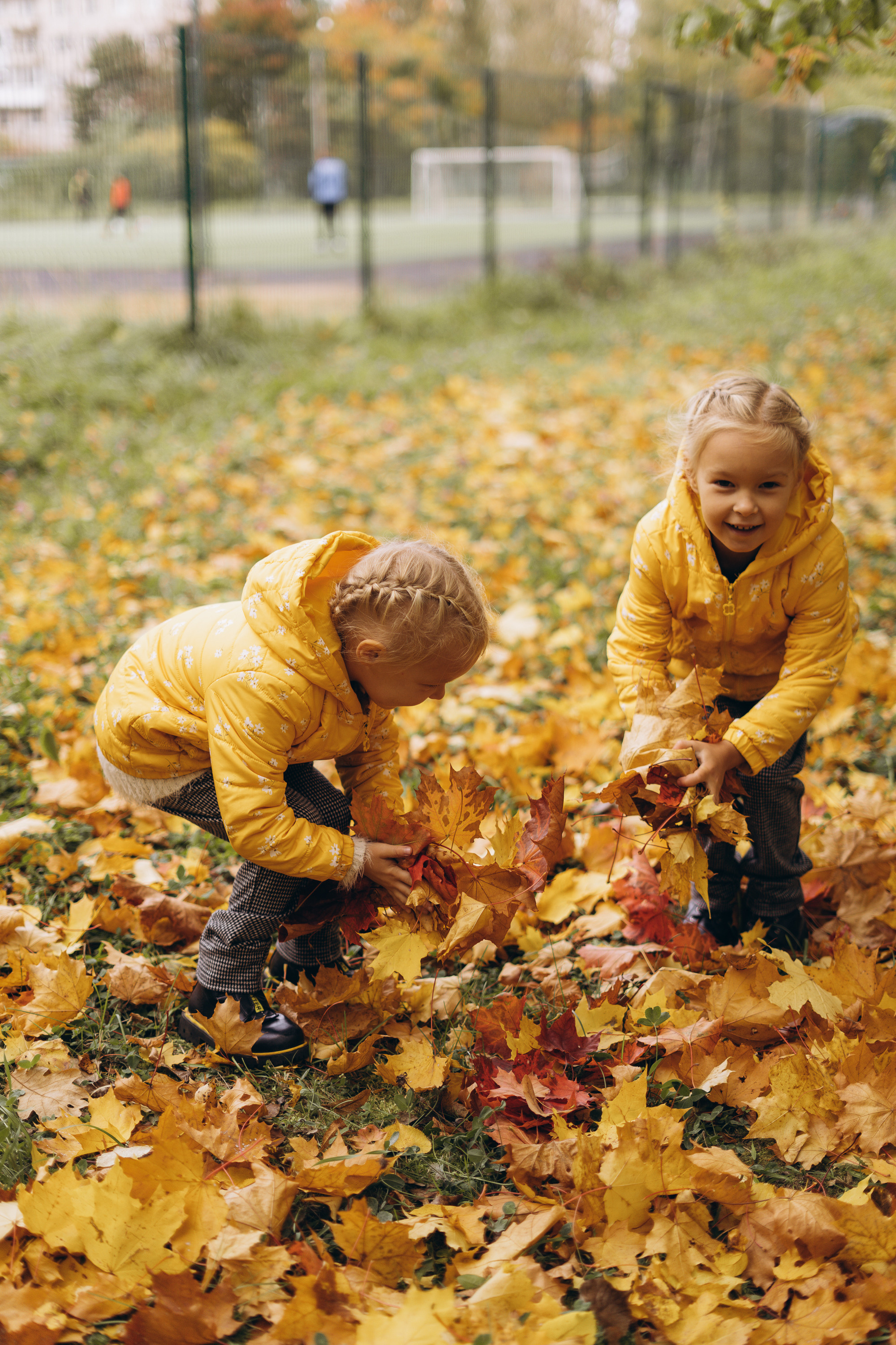 Семейная фотосессия детей с родителями в СПб на улице. Семейный и свадебный фотограф в Санкт-Петербурге Соколов| портреты, репортаж, коммерческая съемка