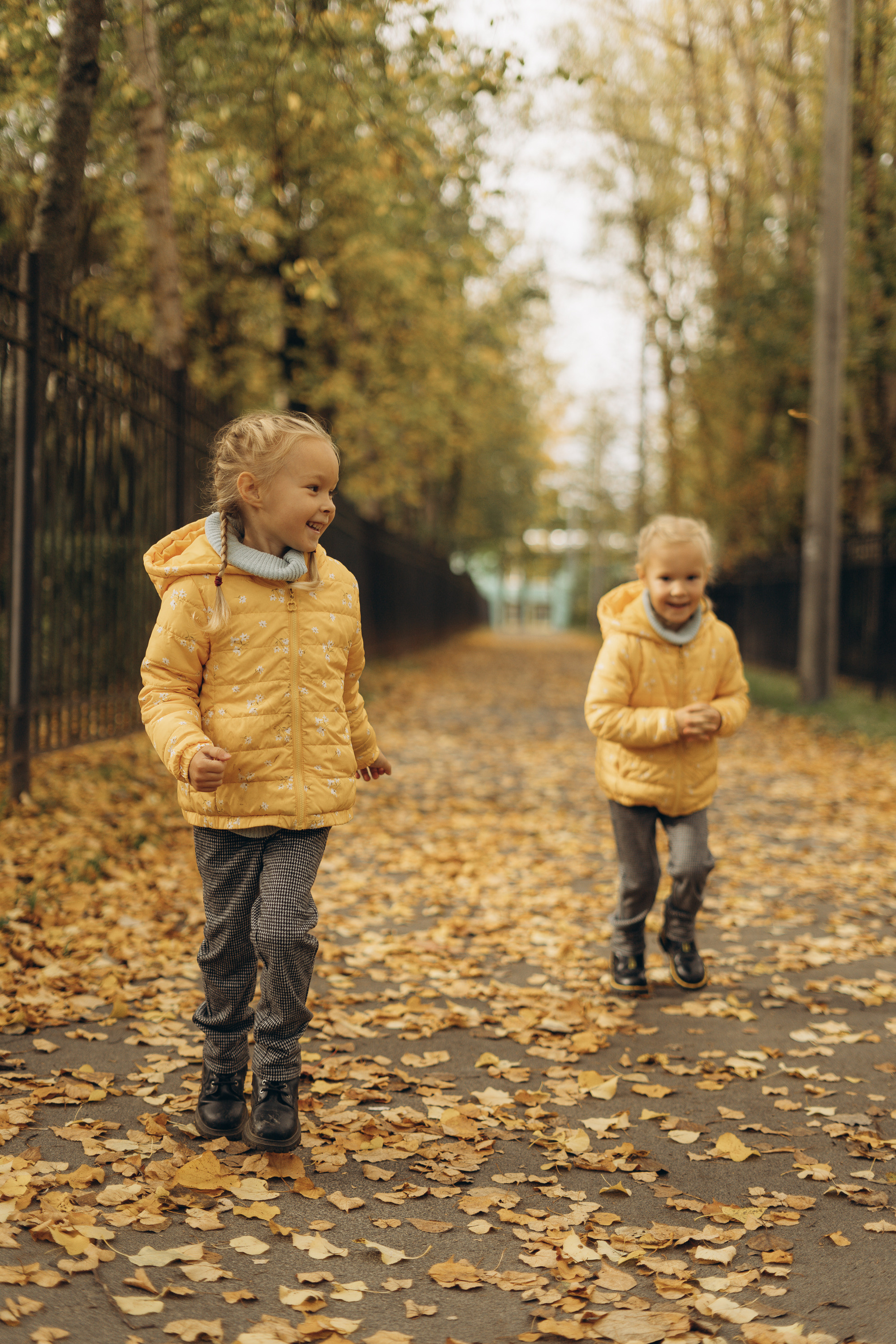 Семейная фотосессия детей с родителями в СПб на улице. Семейный и свадебный фотограф в Санкт-Петербурге Соколов| портреты, репортаж, коммерческая съемка