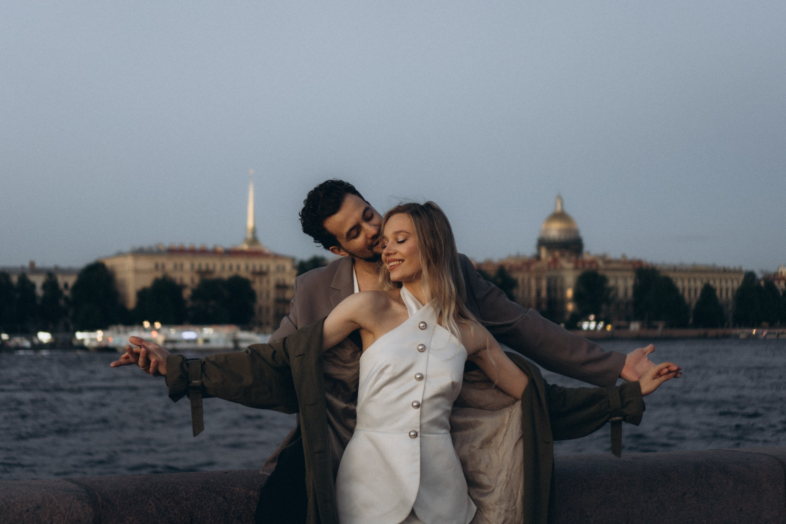 СВАДЕБНАЯ СЬЕМКА ПАРЫ НА РАССВЕТЕ В БЕЛЫЕ НОЧИ И ПРОГУЛКА С РАЗВОДНЫМИ МОСТАМИ И ПИКНИК ВОЗЛЕ ИСАКИЕВСКОГО СОБОРА. Профессиональный фотограф, Санкт-Петербург — Виктория Богомолова