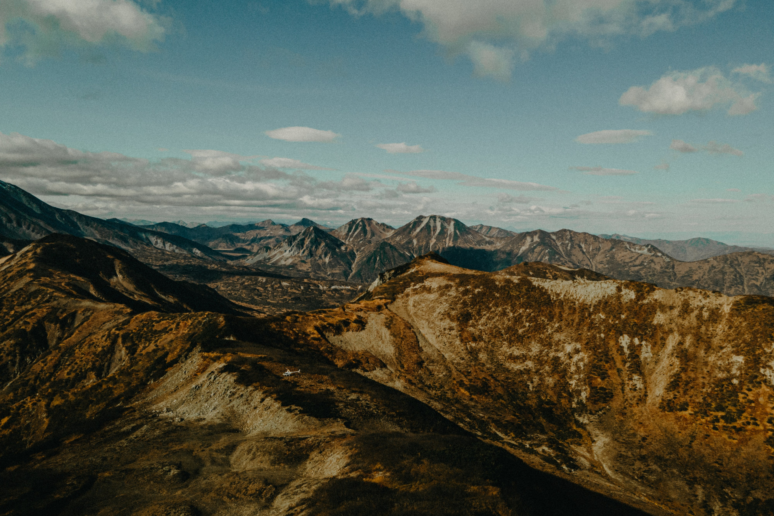 Вертолетный полет Бухта Жировая. Свадебное фото и видео на Камчатке. Туристические маршруты