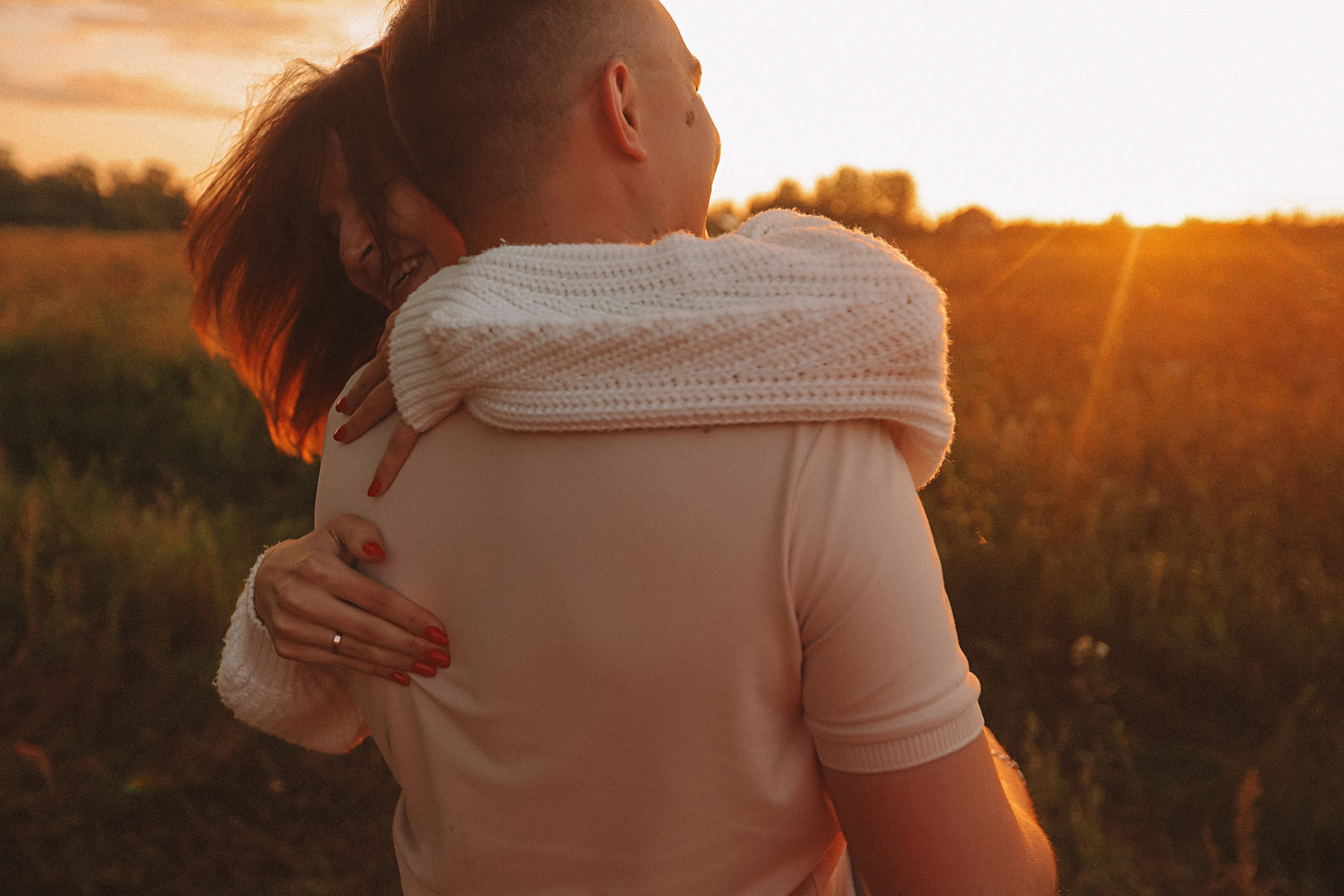 Поле love story на закате. Семейный фотограф Тюмень, фотограф на роды Салмина Мария