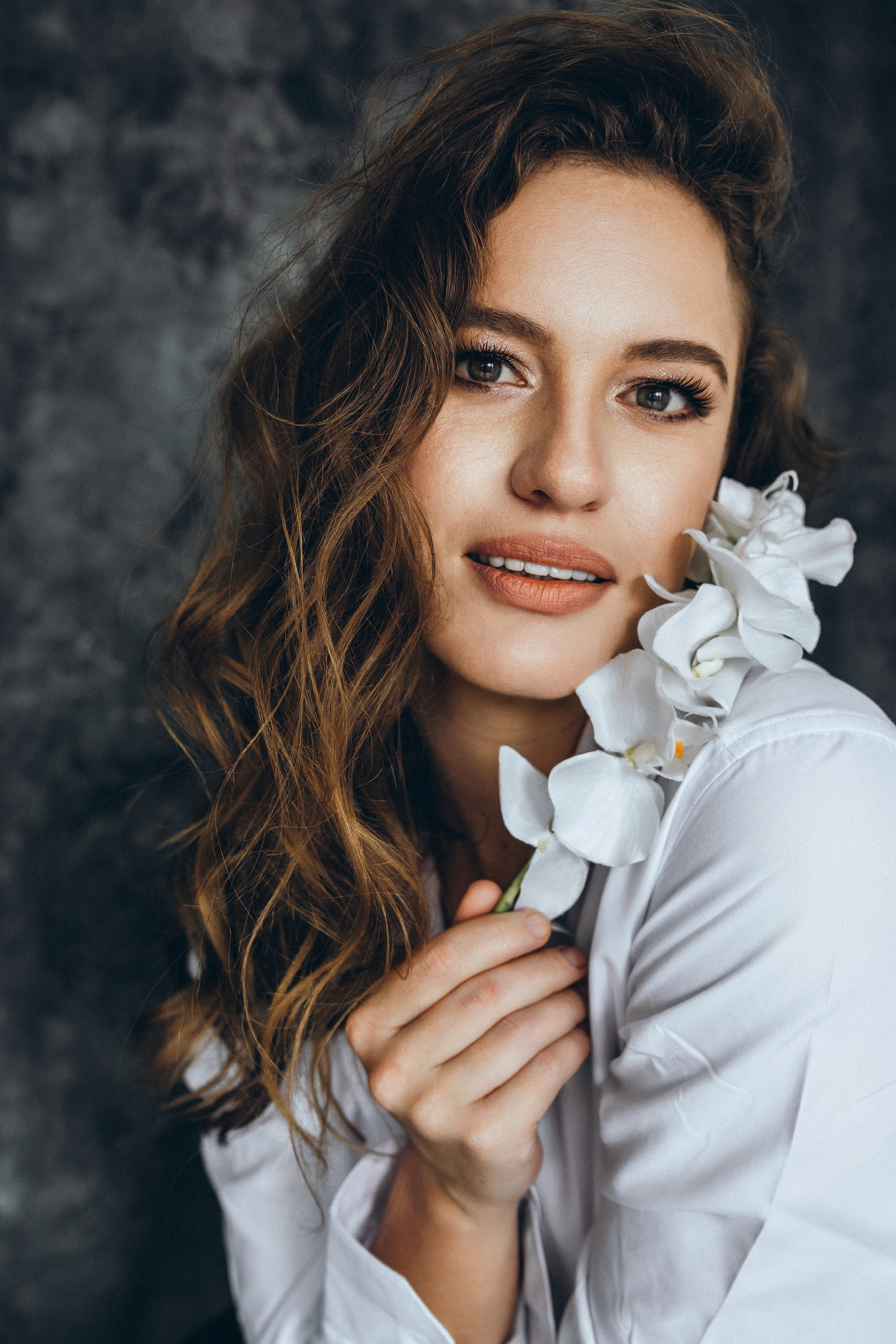 белая орхидея женский крупный портрет красивый мэйкап