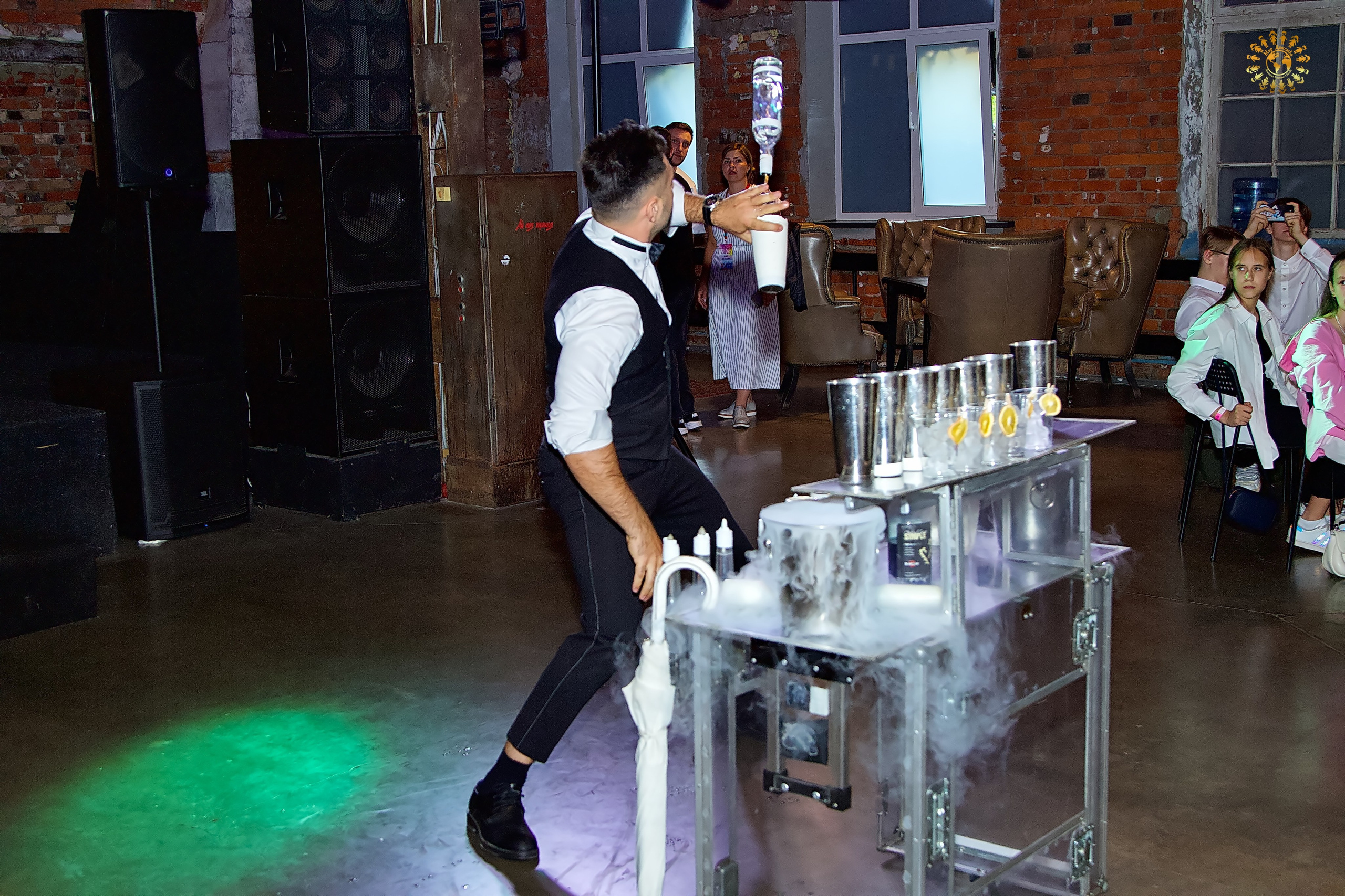 Выпускной 2023 (9-й класс, школа № 46). Loft Urban. Москва. Репортажная съемка в Москве и области. Анималистика