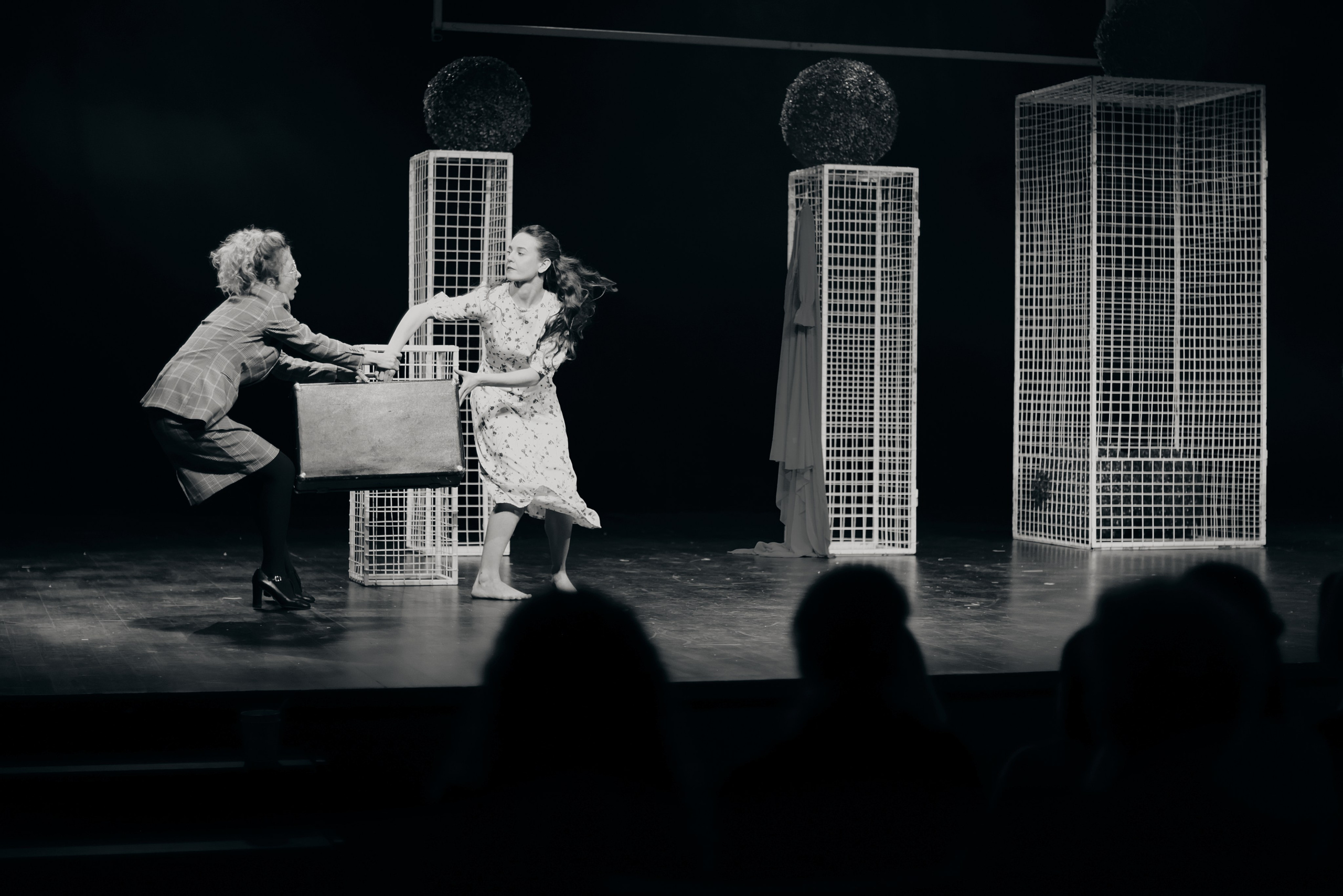 Спектакль «Дикарь» (серия — монохром), Театр «Сначала-Сначала театр». Наталья Алексеенко. Фотохудожник в Москве. Репортаж, портрет, стрит