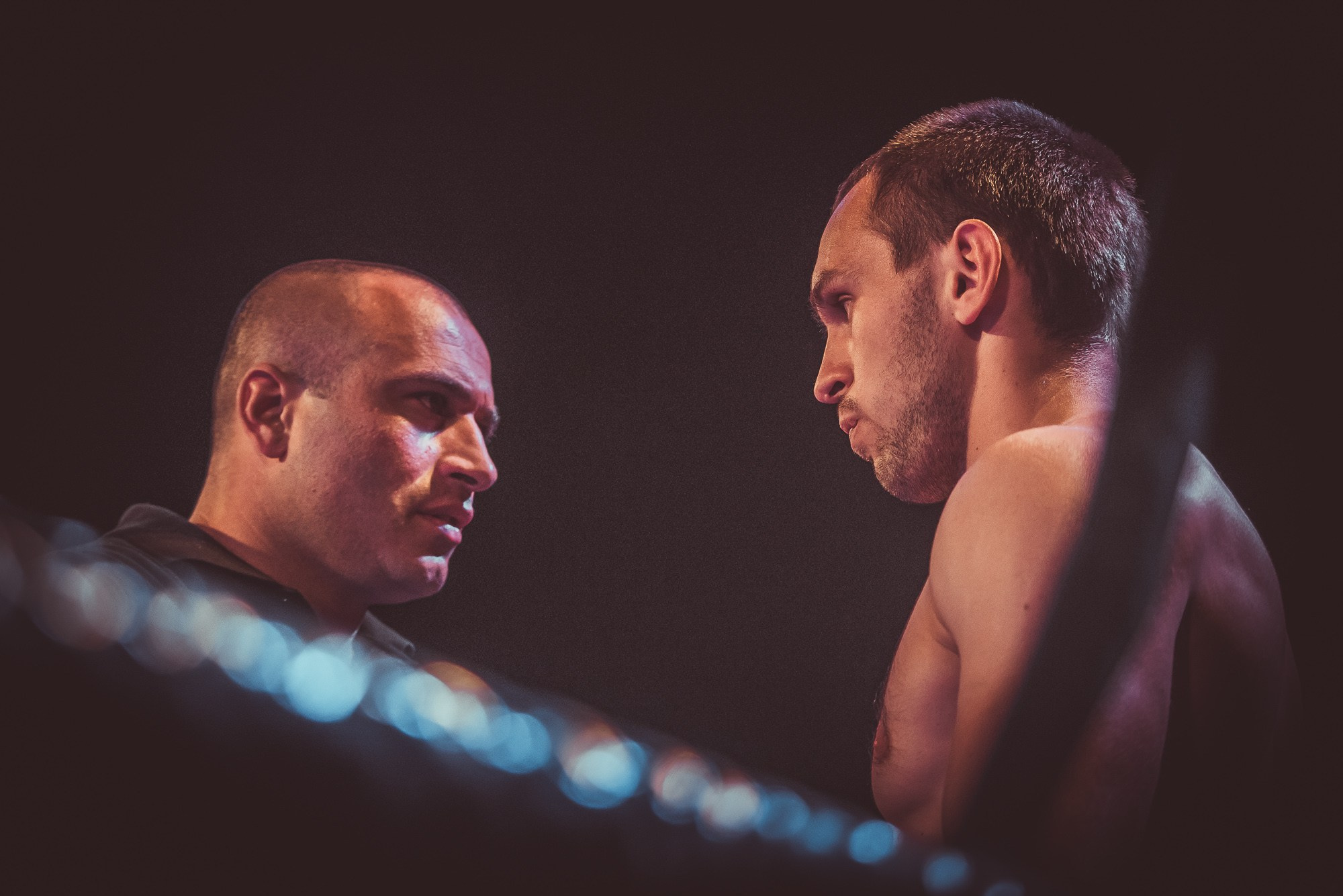 Судья в углу ринга проверяет боеспособность спортсмена после нокаута