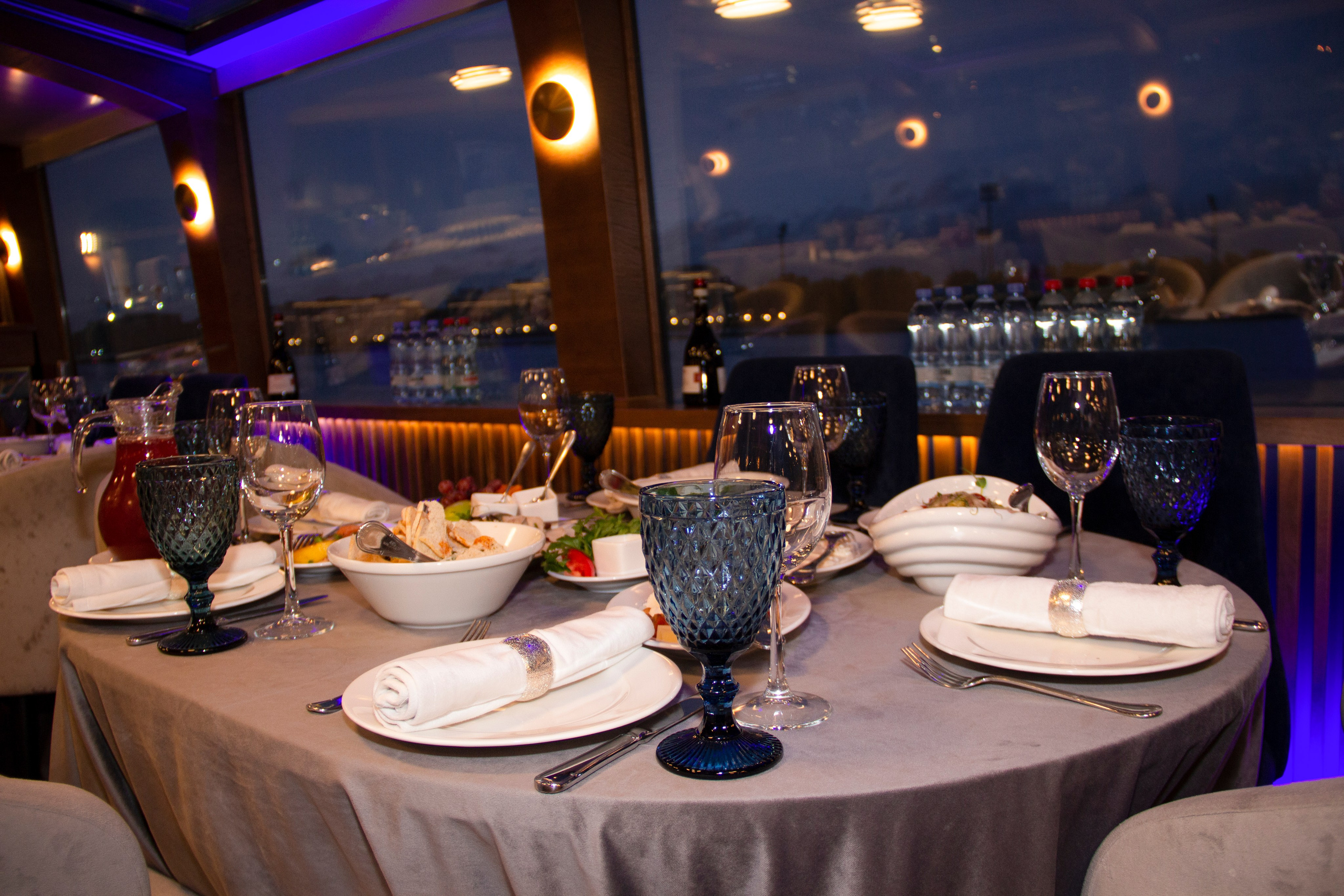 Съемка для сайта аренды катеров в Санкт-Петербурге, подготовка к свадебной прогулке по рекам и каналам. Фотограф в Санкт-Петербурге Смирнова Диана