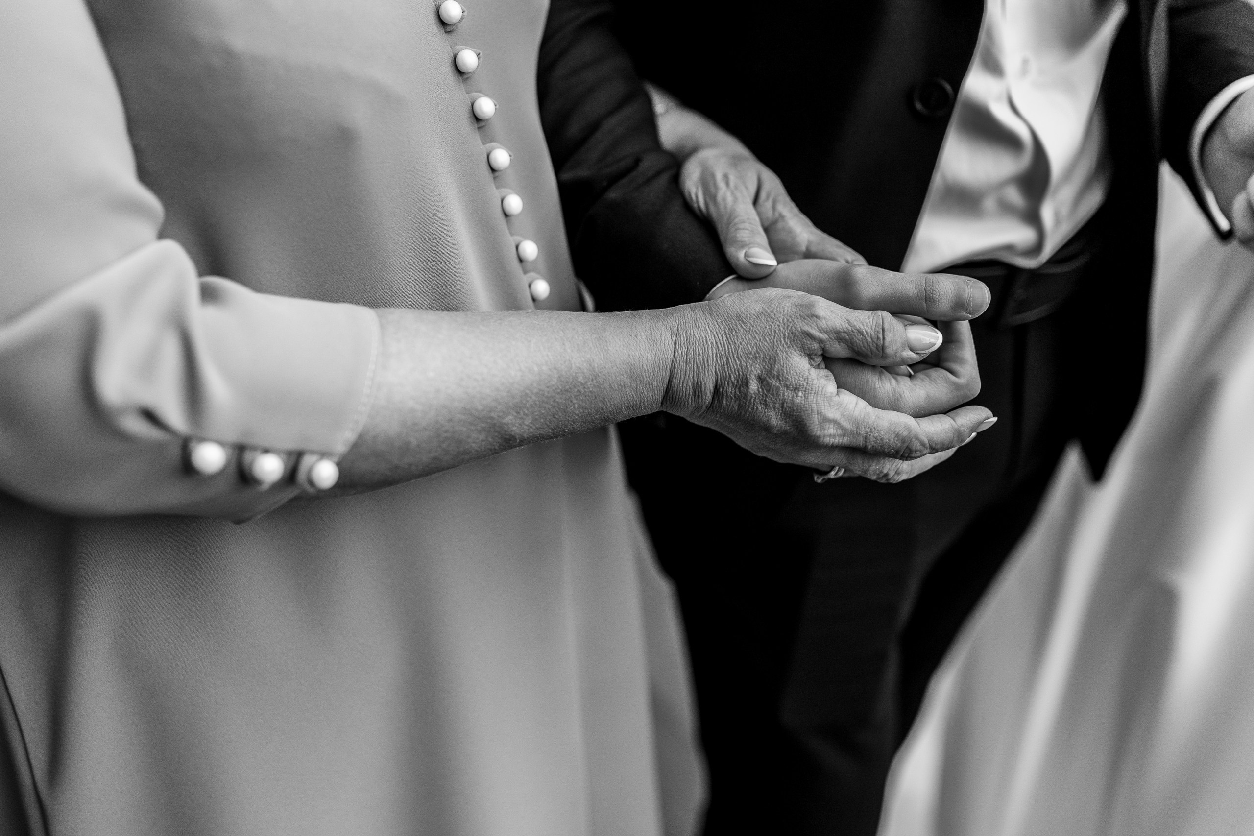 Здравствуйте! Я&nbsp;свадебный фотограф из&nbsp;Ульяновска, работаю в&nbsp;том числе по&nbsp;всей России и&nbsp;с&nbsp;выездом за&nbsp;границу. Снимаю свадьбы, lovestory, корпоративы, светский репортаж. Провожу обучение по&nbsp;фотографии, мастер-классы и&nbsp;воркшопы для других фотографов.