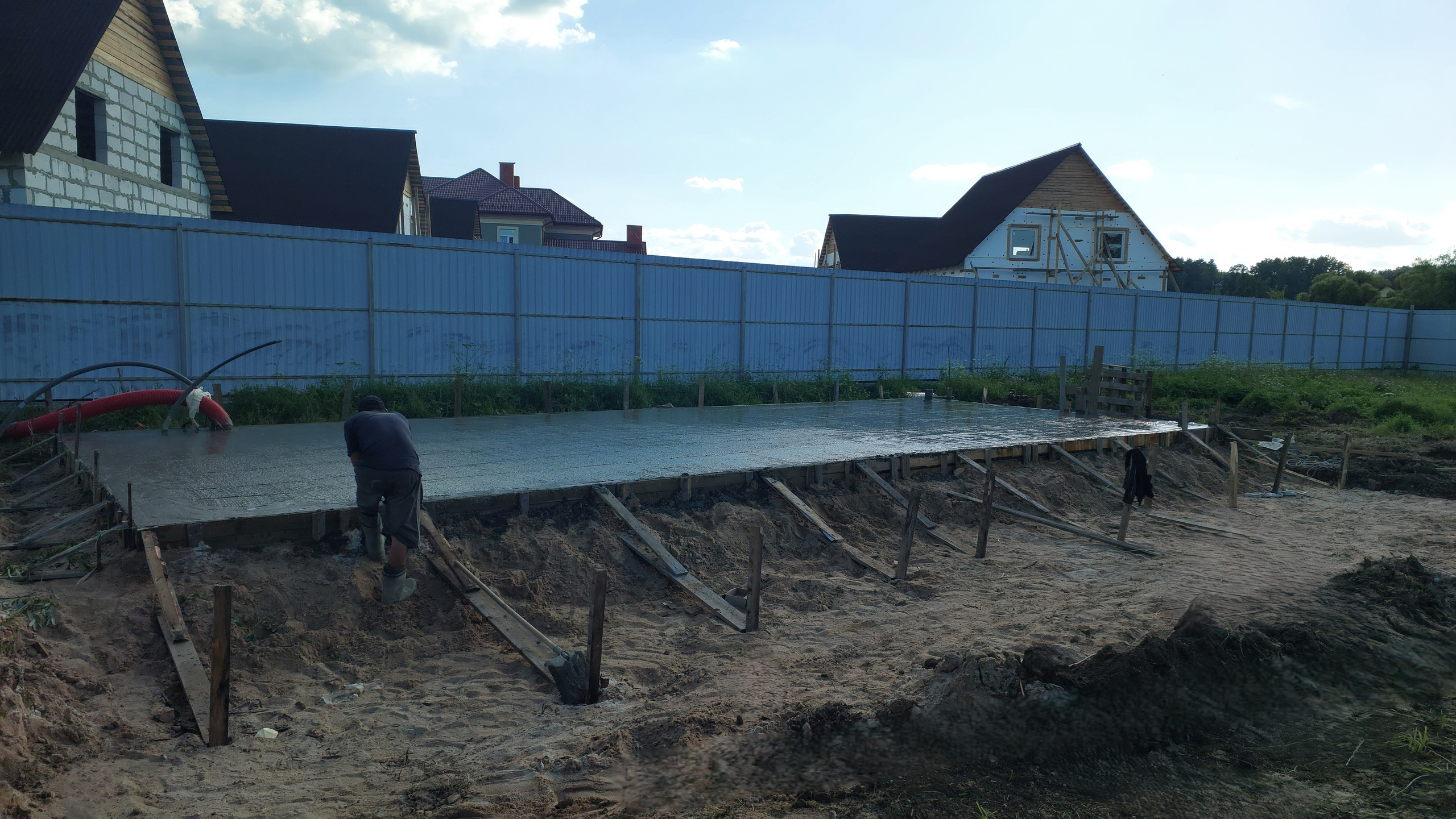 Заливка монолитной бетонной плиты фундамента. 