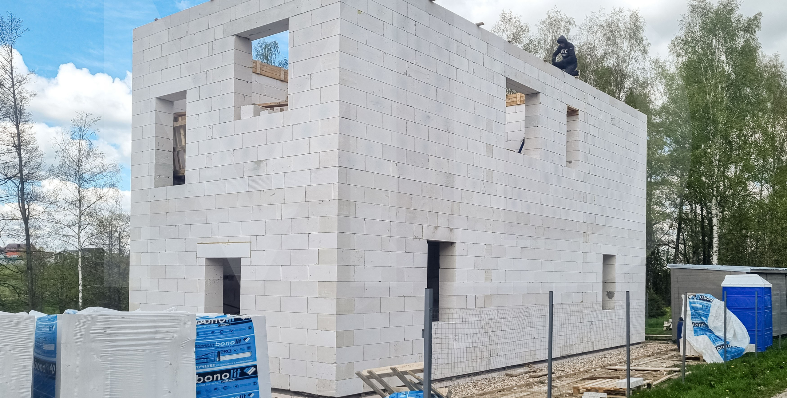 Второй этаж дома с плоской кровлей — кладка стен из газобетона