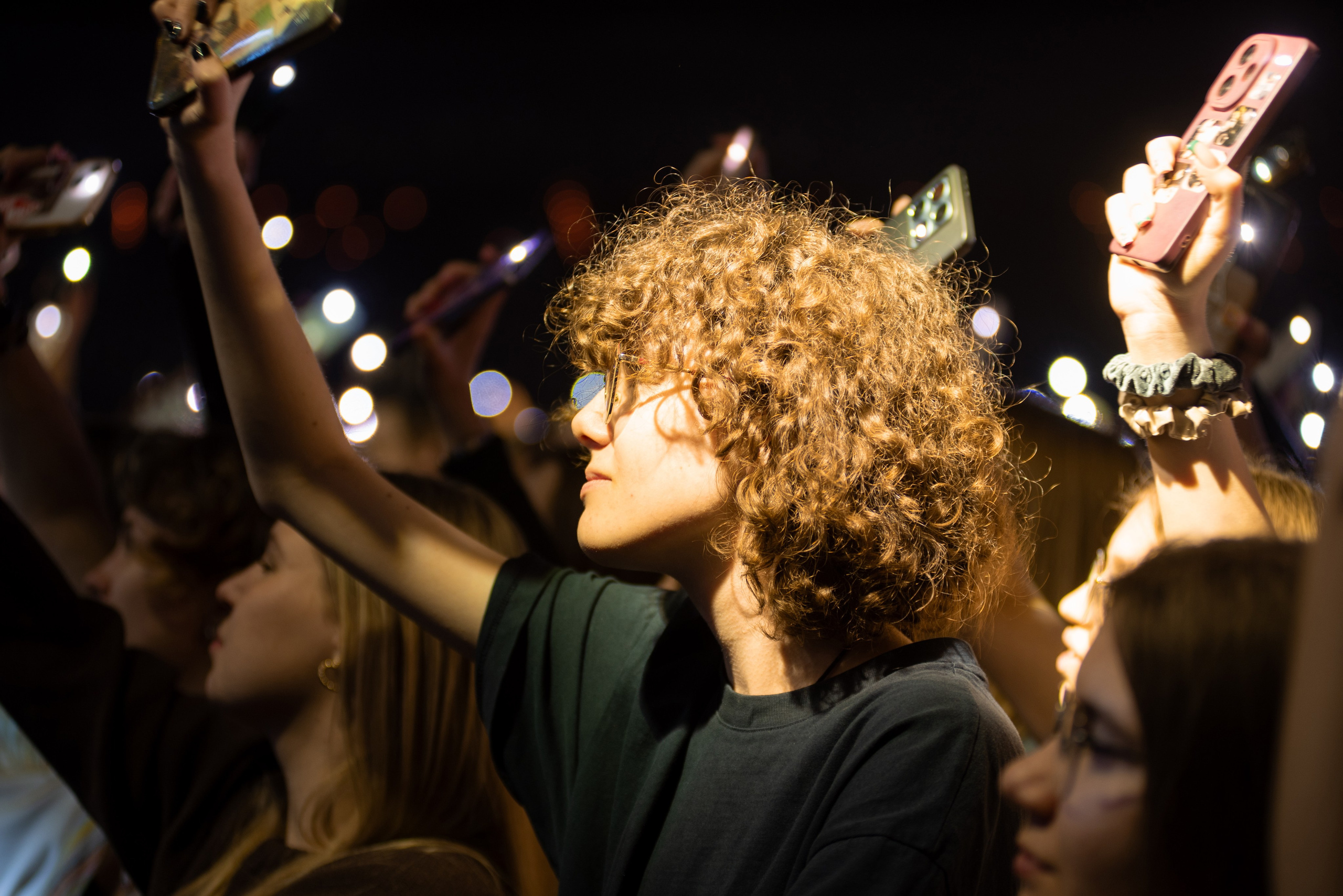 Зритель с кудрявыми волосами в толпе на концерте группы «Лампабикт» в Минске
