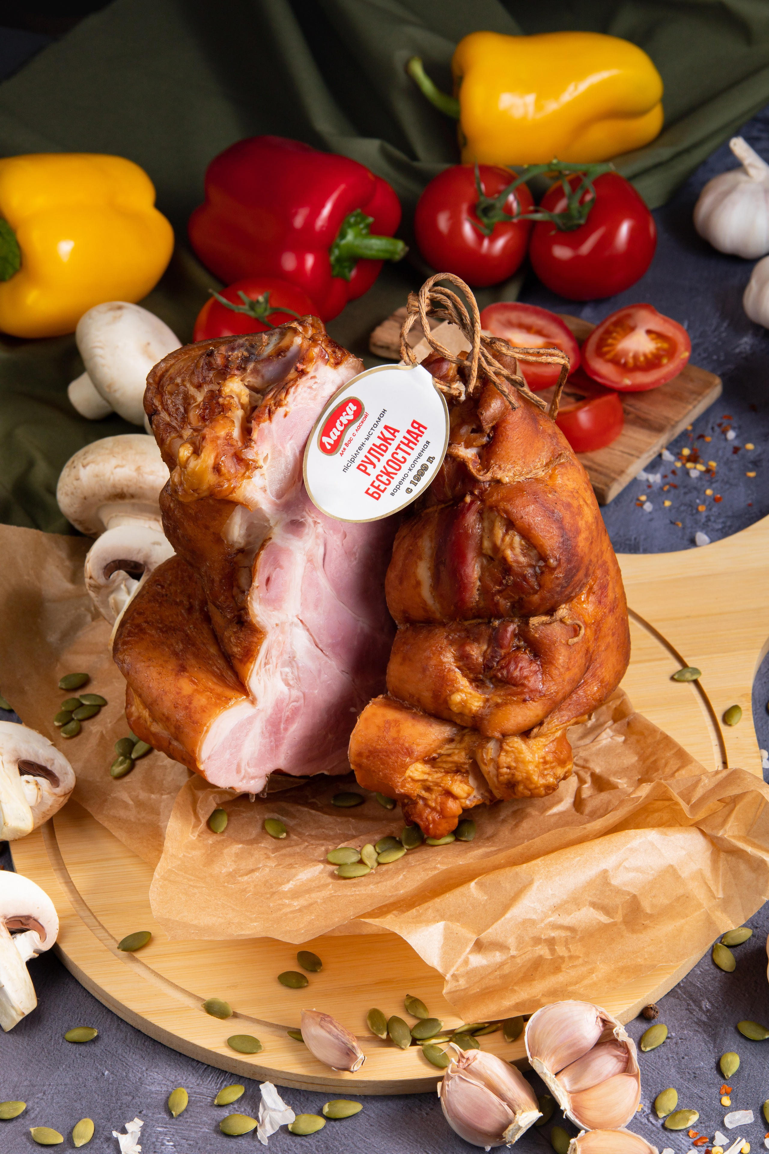 Разрезанная свиная рулька на столе