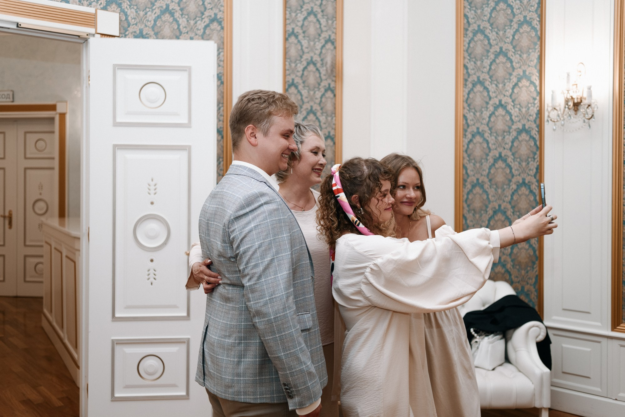 Живые эмоции друзей и близких во время поздравления молодоженов у Дворца бракосочетания