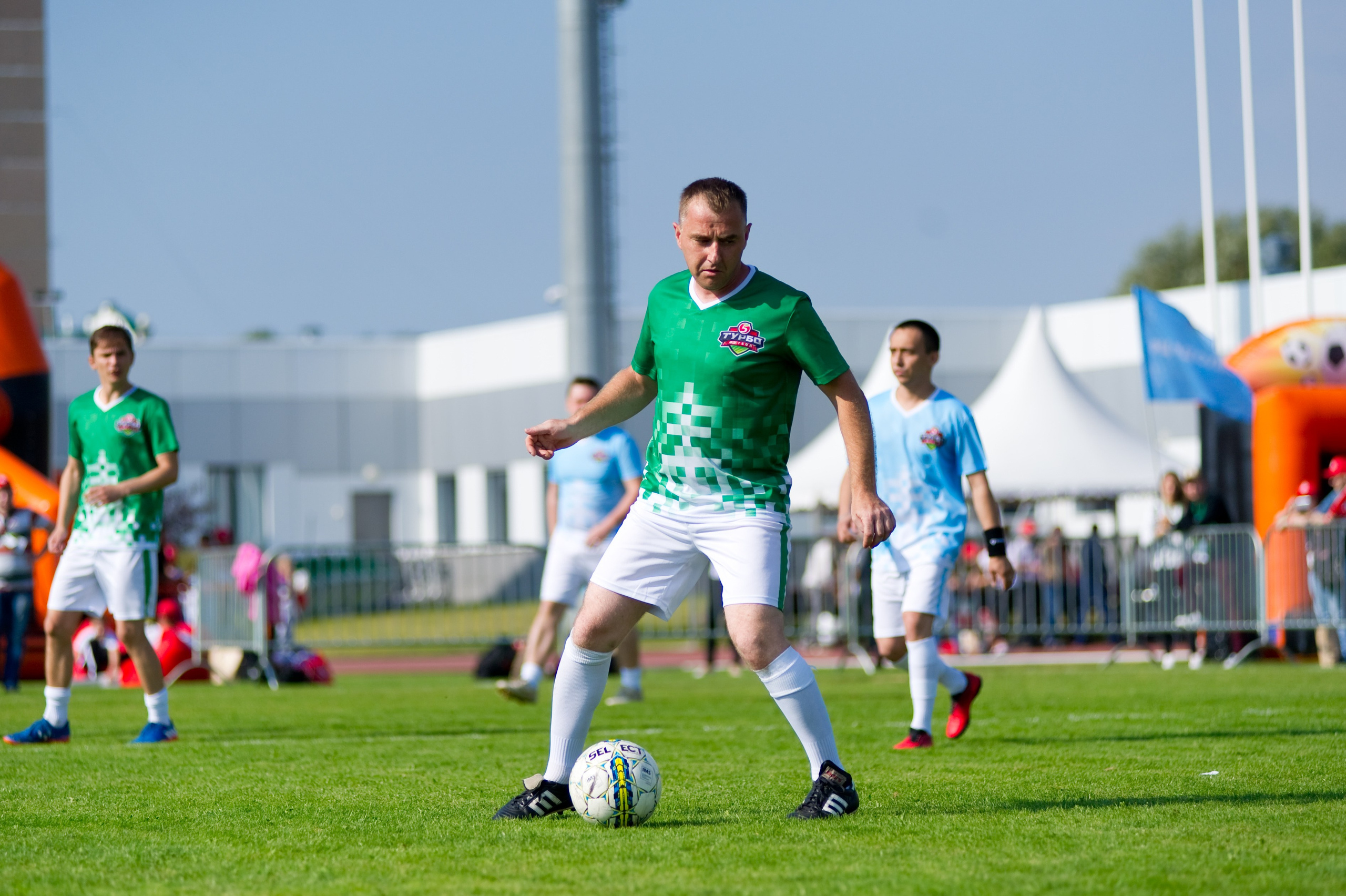 Турбофутбол (корпоративное соревнование «Пятерочки»). Репортажный фотограф и видеограф Слава Думчев. Тимбилдинги, отчетники, корпоративы