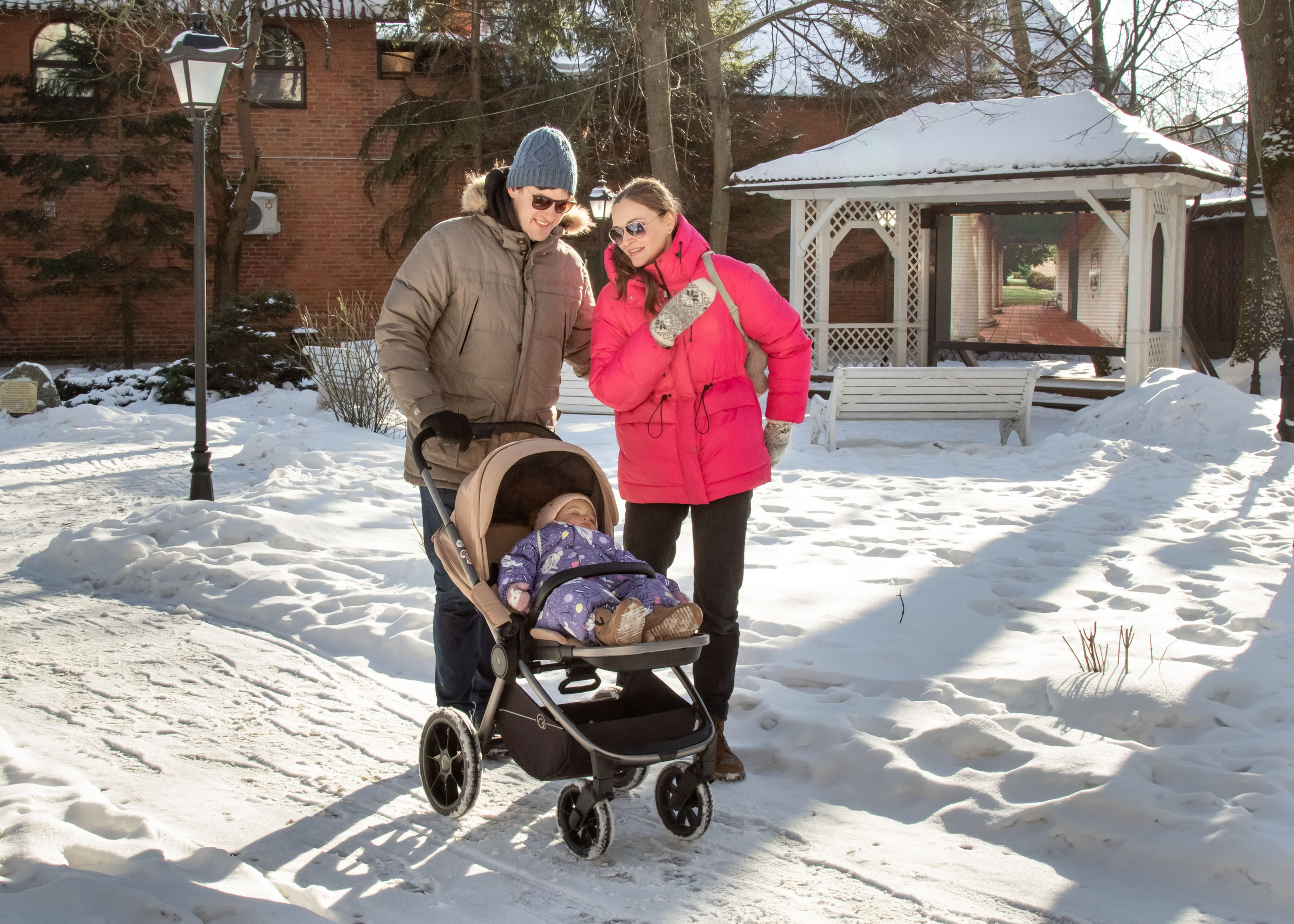 Мама, папа и маленькая дочка