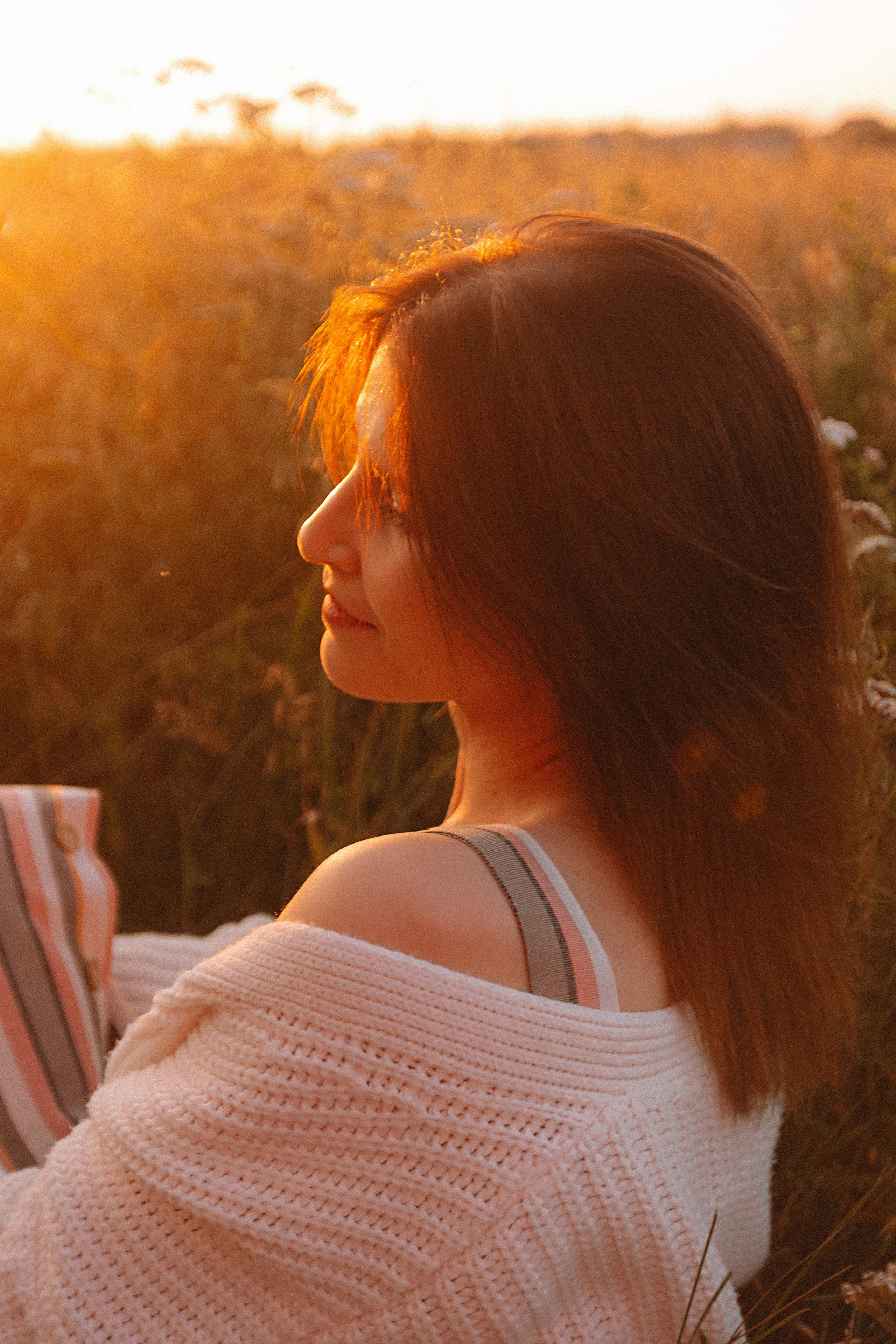 Поле love story на закате. Семейный фотограф Тюмень, фотограф на роды Салмина Мария