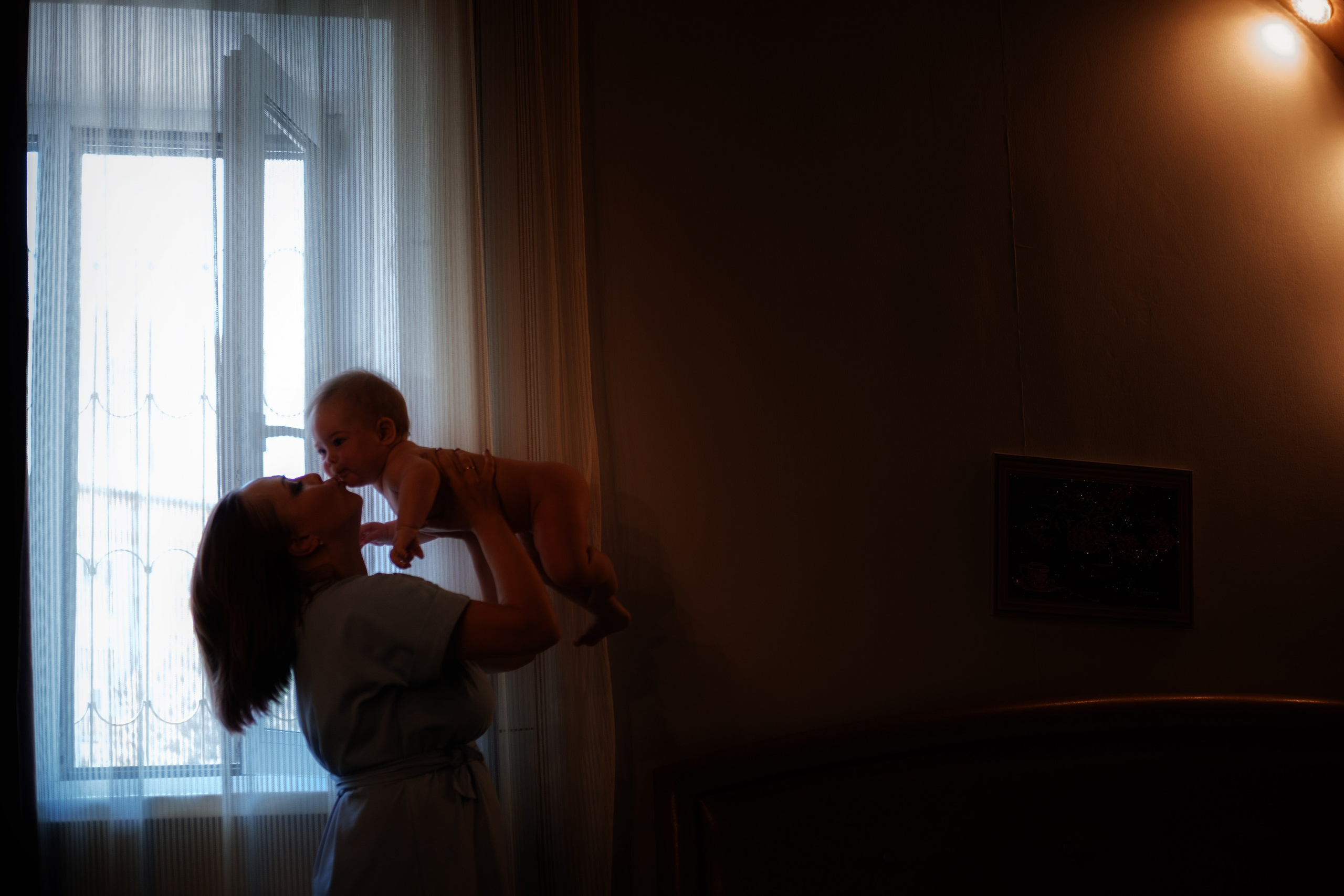 Красивый портрет мамы и малышки у окна Тюмень