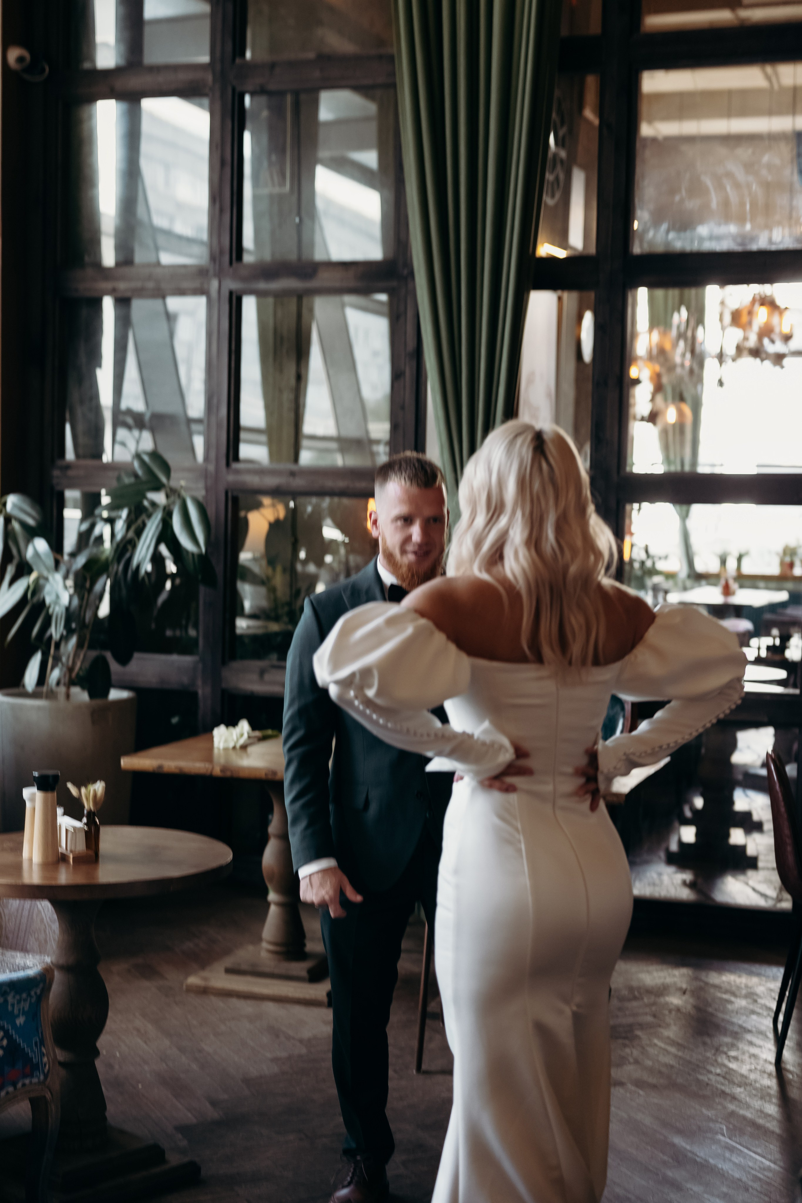 Александр и Елена (сборы, ресторан). Фотограф свадебный семейный в Красноярске Шукшина Наталья