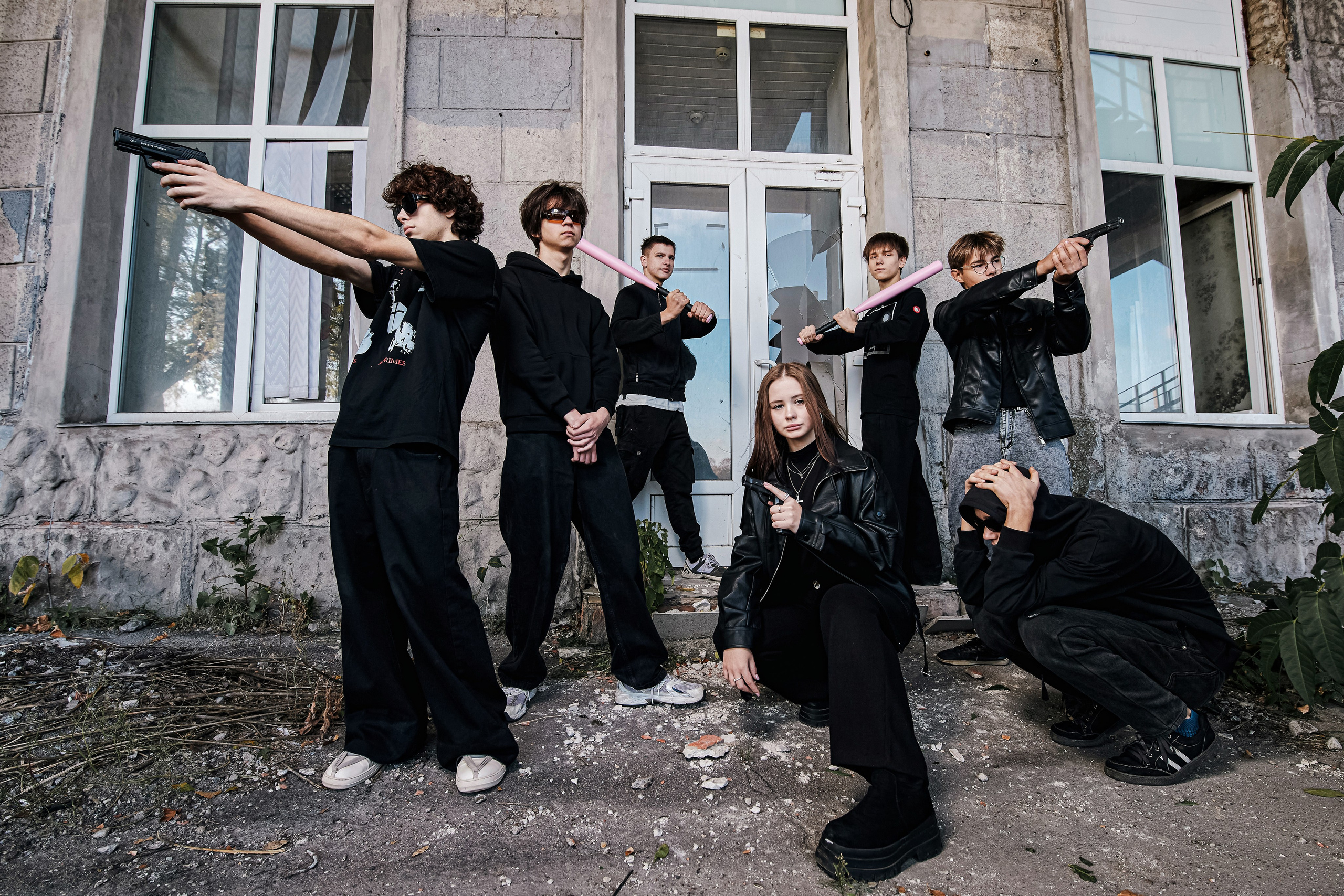 ШКОЛЬНИКИ. ВОЗЛЕ ПАРКА ЩЕРБАКОВА. Фотограф Татаринов Андрей (Донецк / Макеевка)