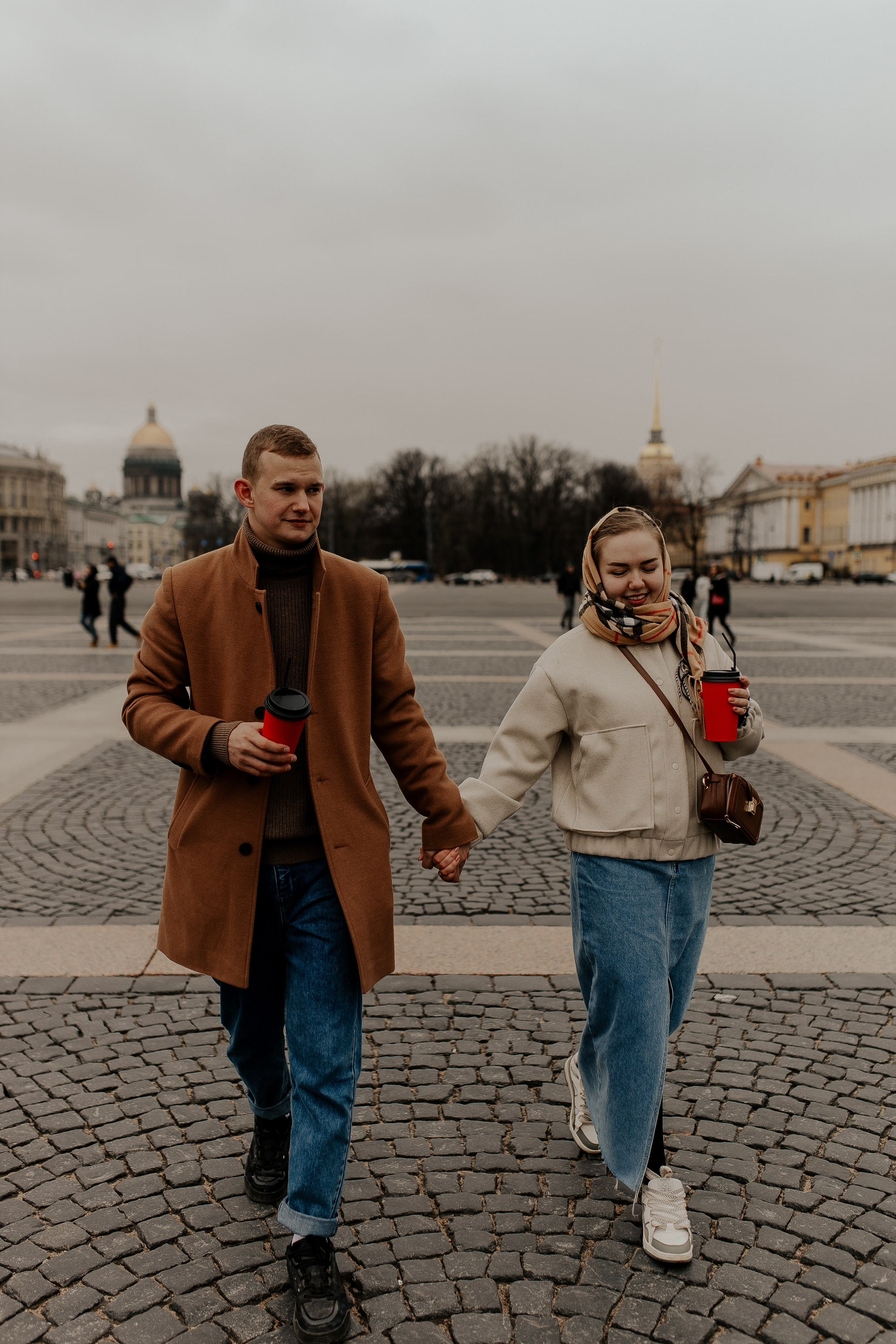 Пара гуляет по Петербургу. Фотограф в Санкт-Петербурге Лиза Семченкова