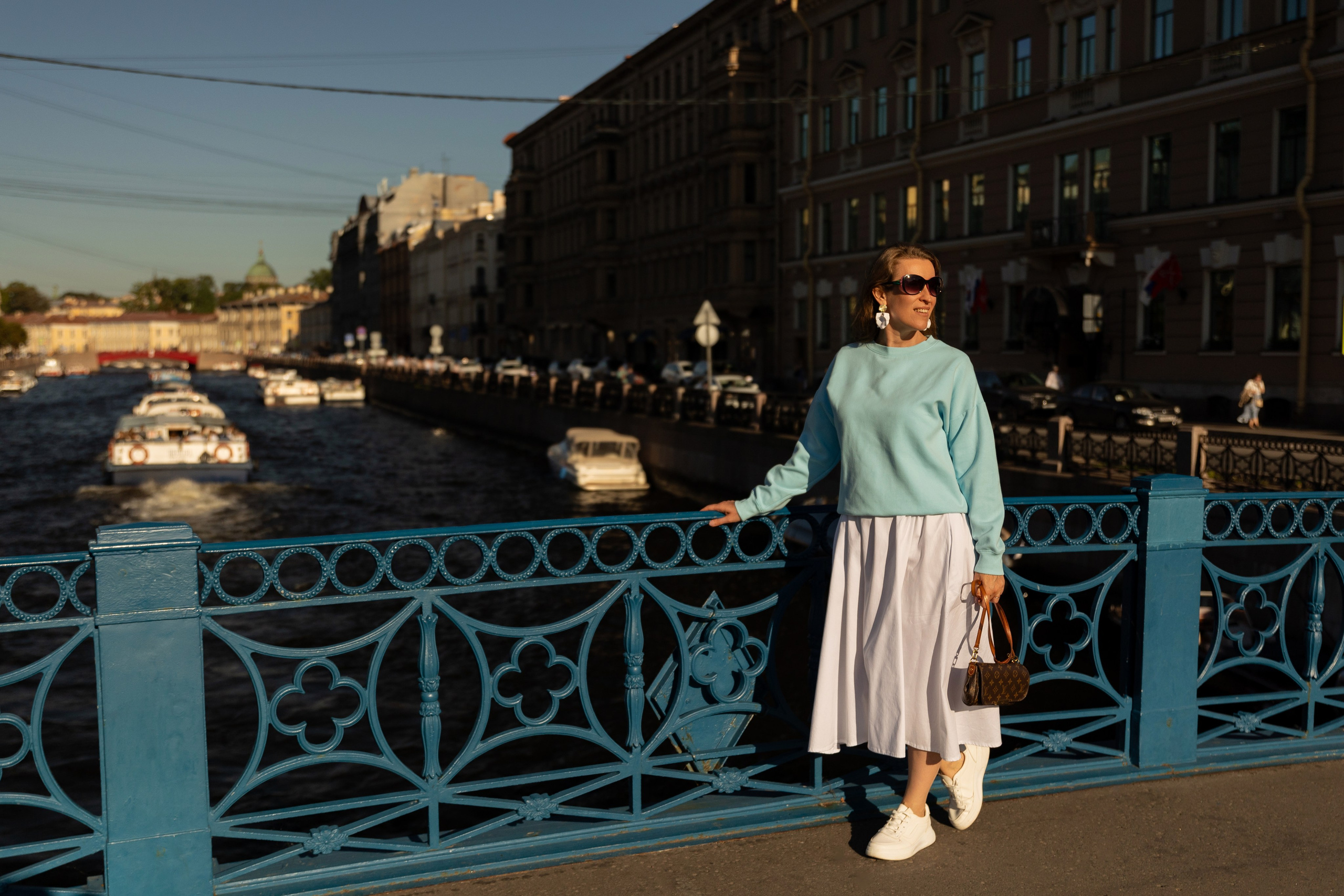 Фотопрогулка в центре с букетом красных роз. Семейный и свадебный фотограф в Санкт-Петербурге Татьяна Швыкова