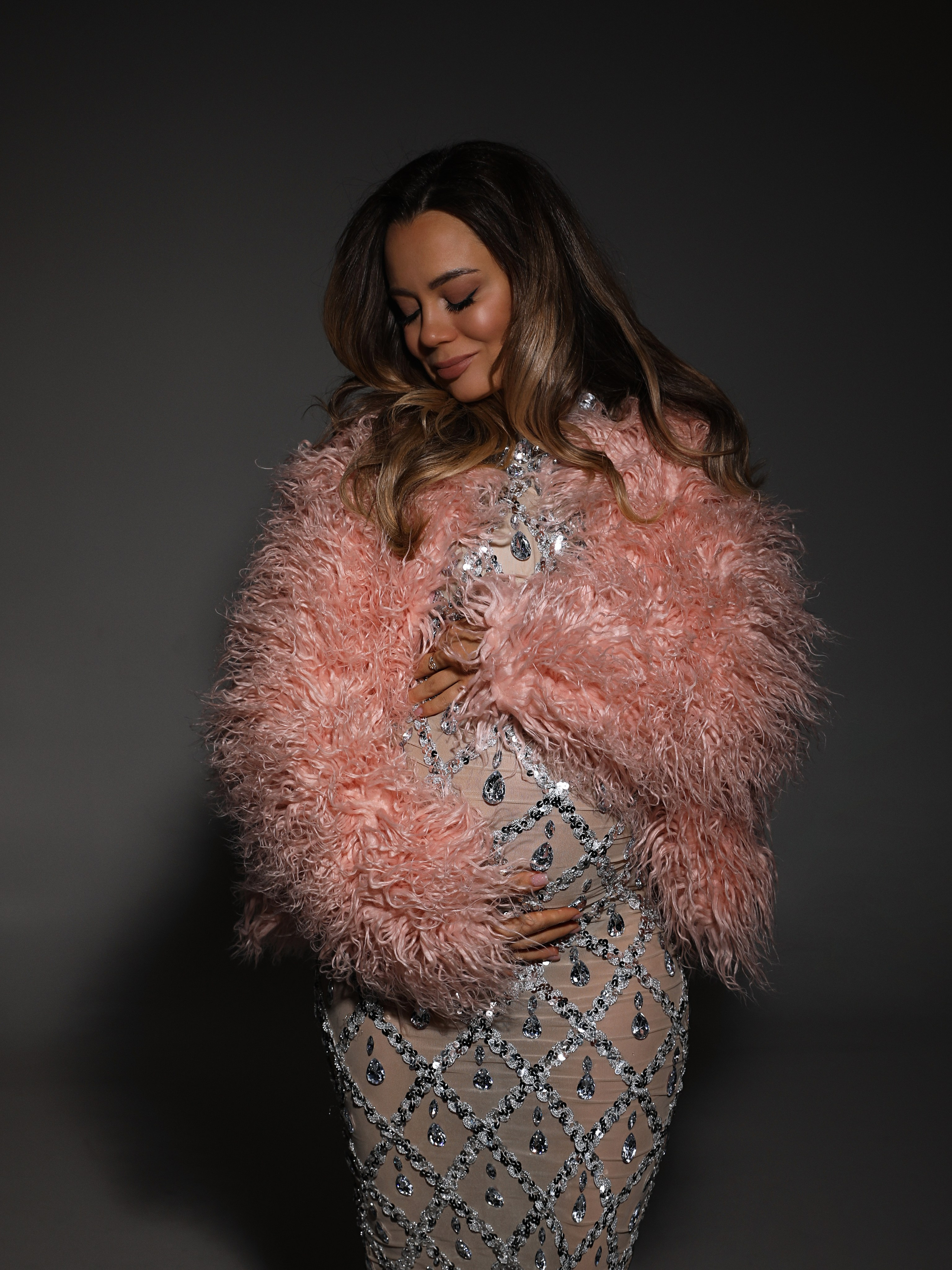 Фотография беременной в розовой шубке