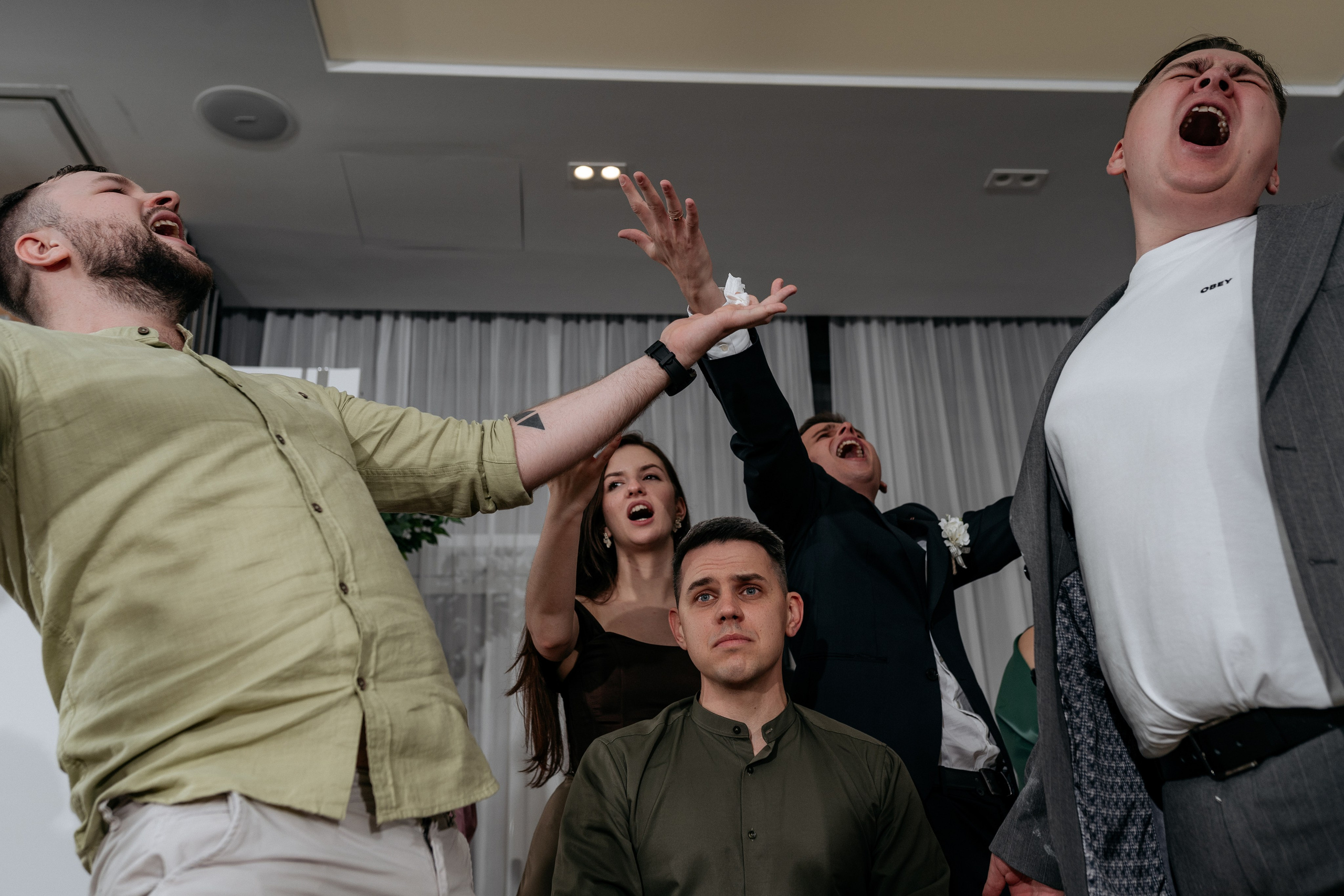 Фотограф Новороссийск - веселые танцы гостей на свадебном банкете в Новороссийске.