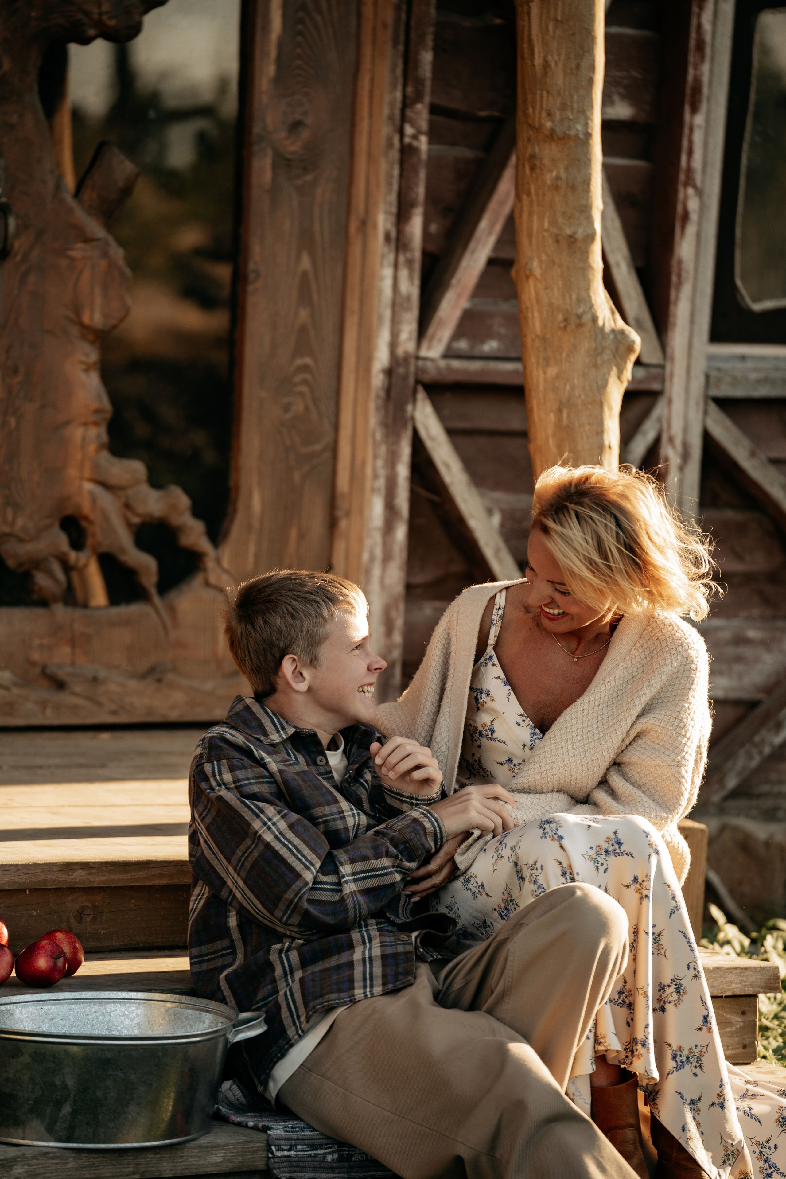 Фотограф Анапа снимает семейную радость: мама и сын на семейной фотосессии.