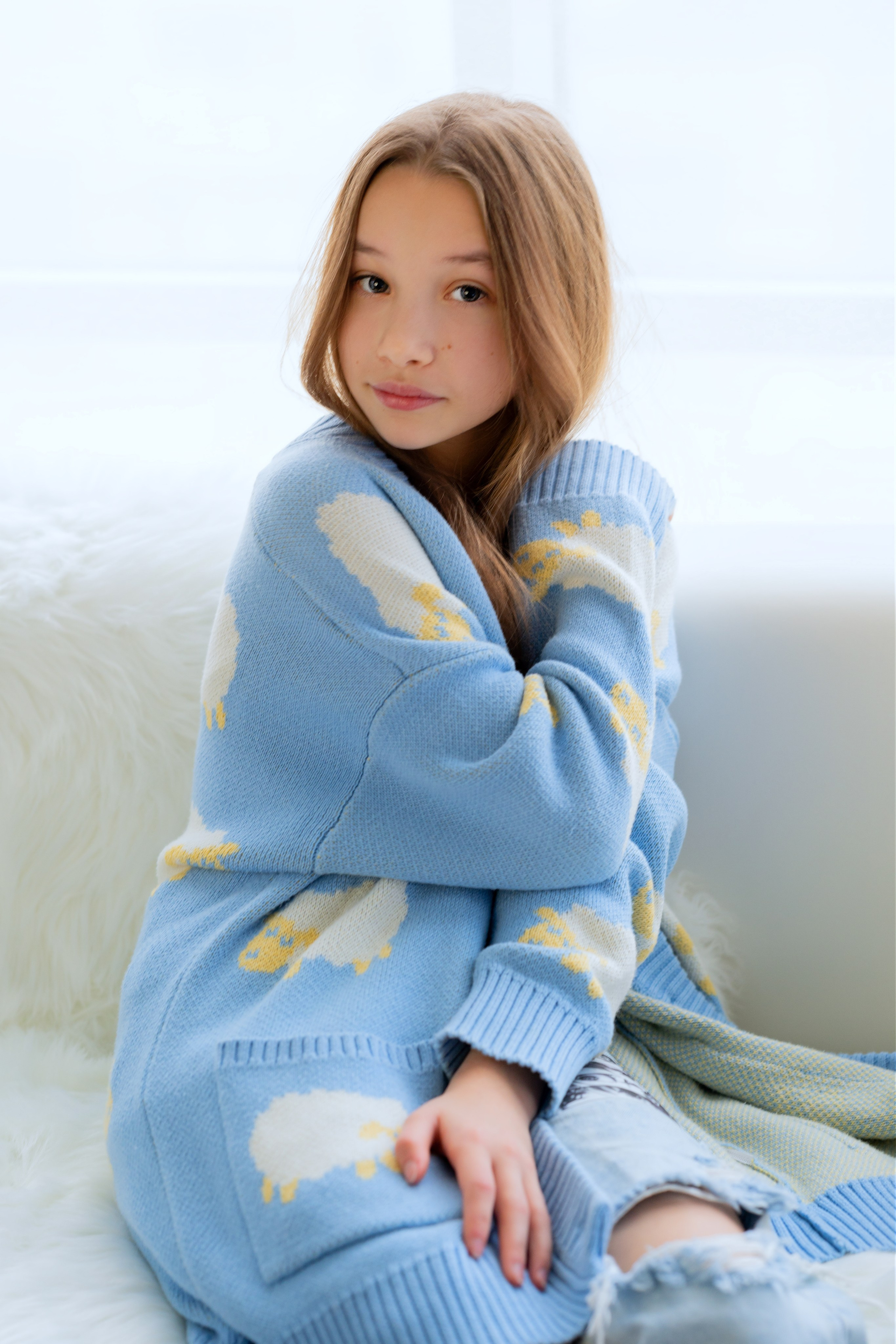 Студийная съёмка девочки в стиле Париж на диване