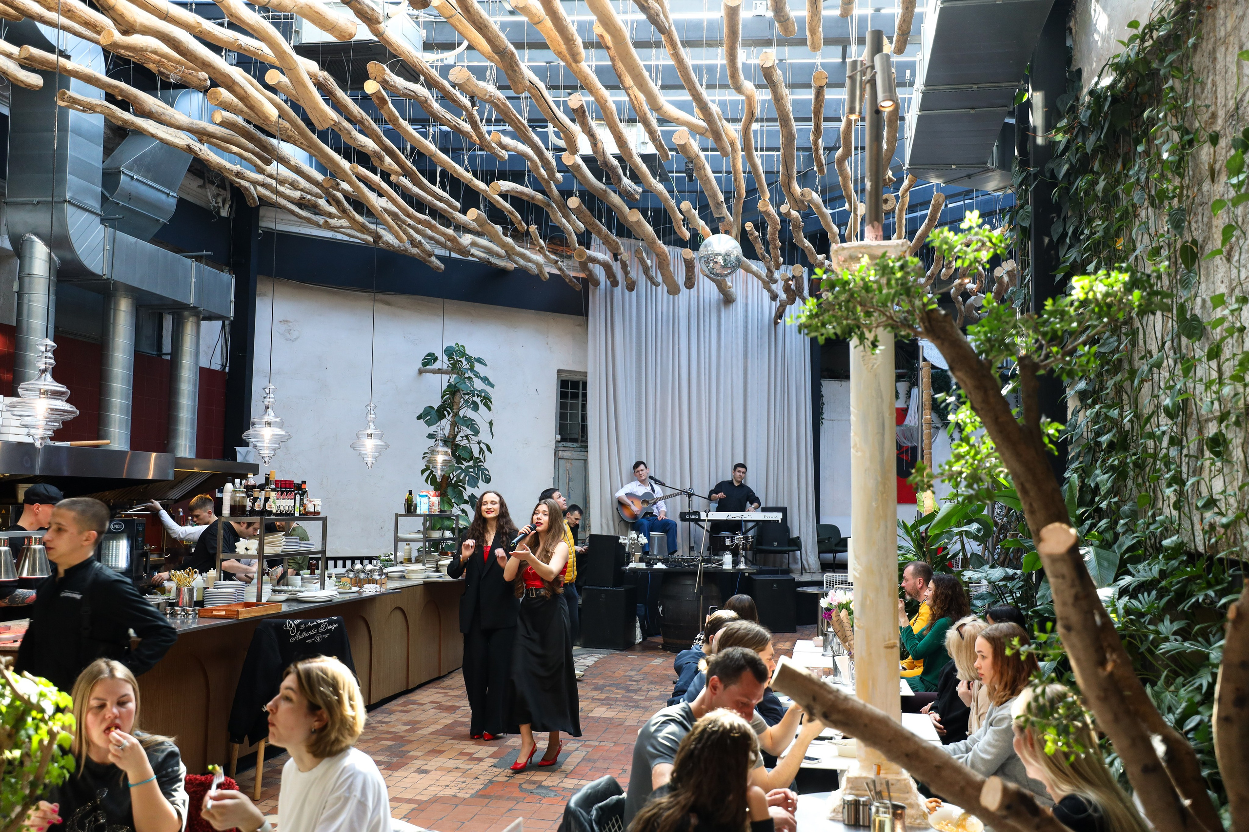 Gastrodvor 8 March. Дженбаз Павел — фотограф в Ялте