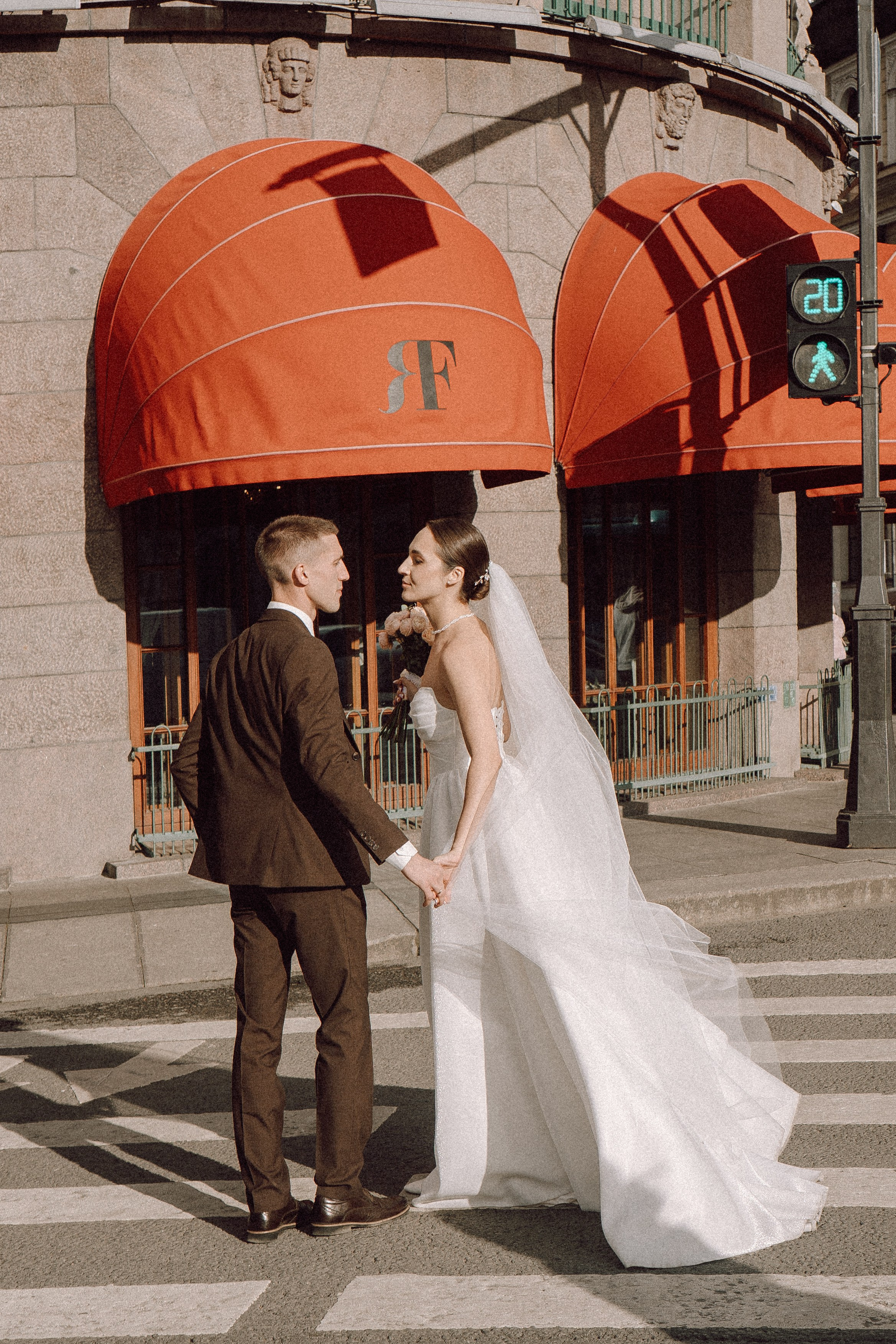 СВАДЕБНАЯ ПРОГУЛКА В САНТК-ПЕТЕРБУРГЕ (ИСАКИЕВСКИЙ СОБОР, ЗИМНЯЯ КАНАВКА, ЭРМИТАЖ И БОЛЬШАЯ МОРСКАЯ УЛИЦА). Профессиональный фотограф, Санкт-Петербург — Виктория Богомолова