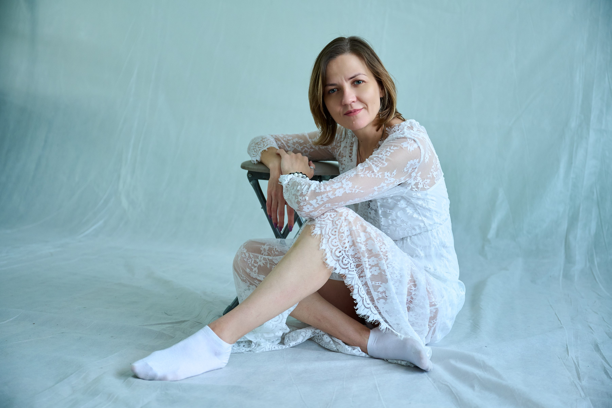 Тихая женская фотография — съёмка без ролей и позирования, где важнее состояние, чем образ