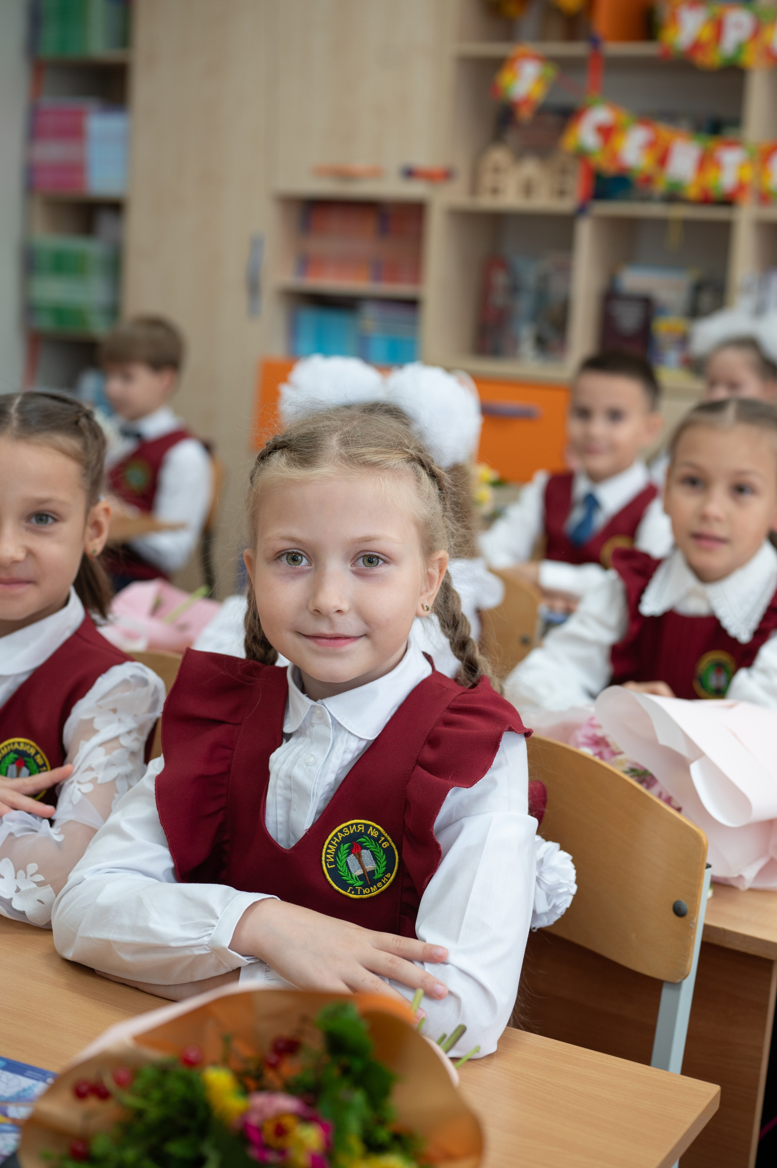 1 сентября 16 гимназия 2 класс (линейка + в классе+ на улице). Фотограф новорожденных, семейный детский в Тюмени Татьяна Морозова