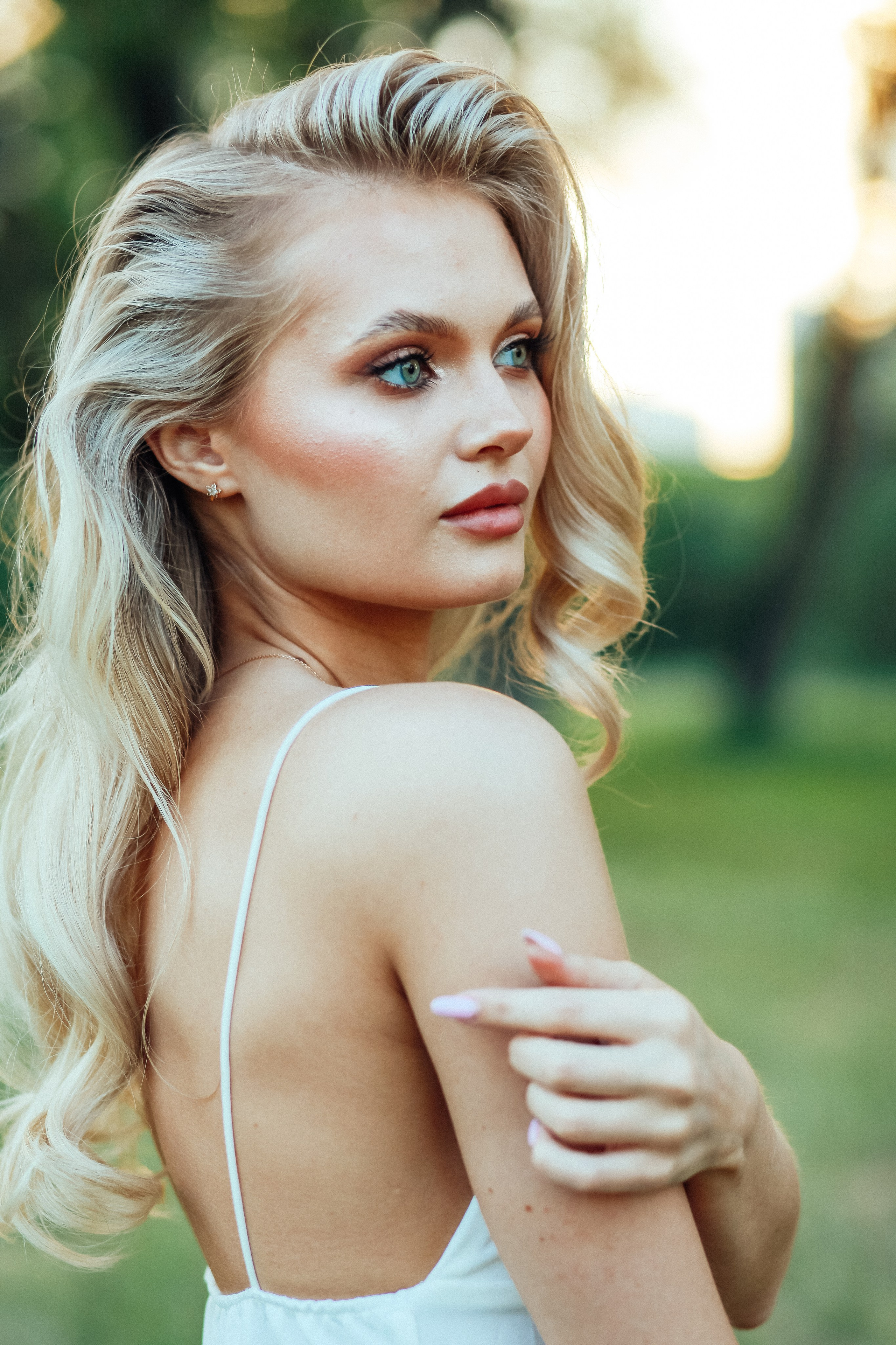 утро очень красивая невеста блондинка цветы природа лето декор дерево кровать