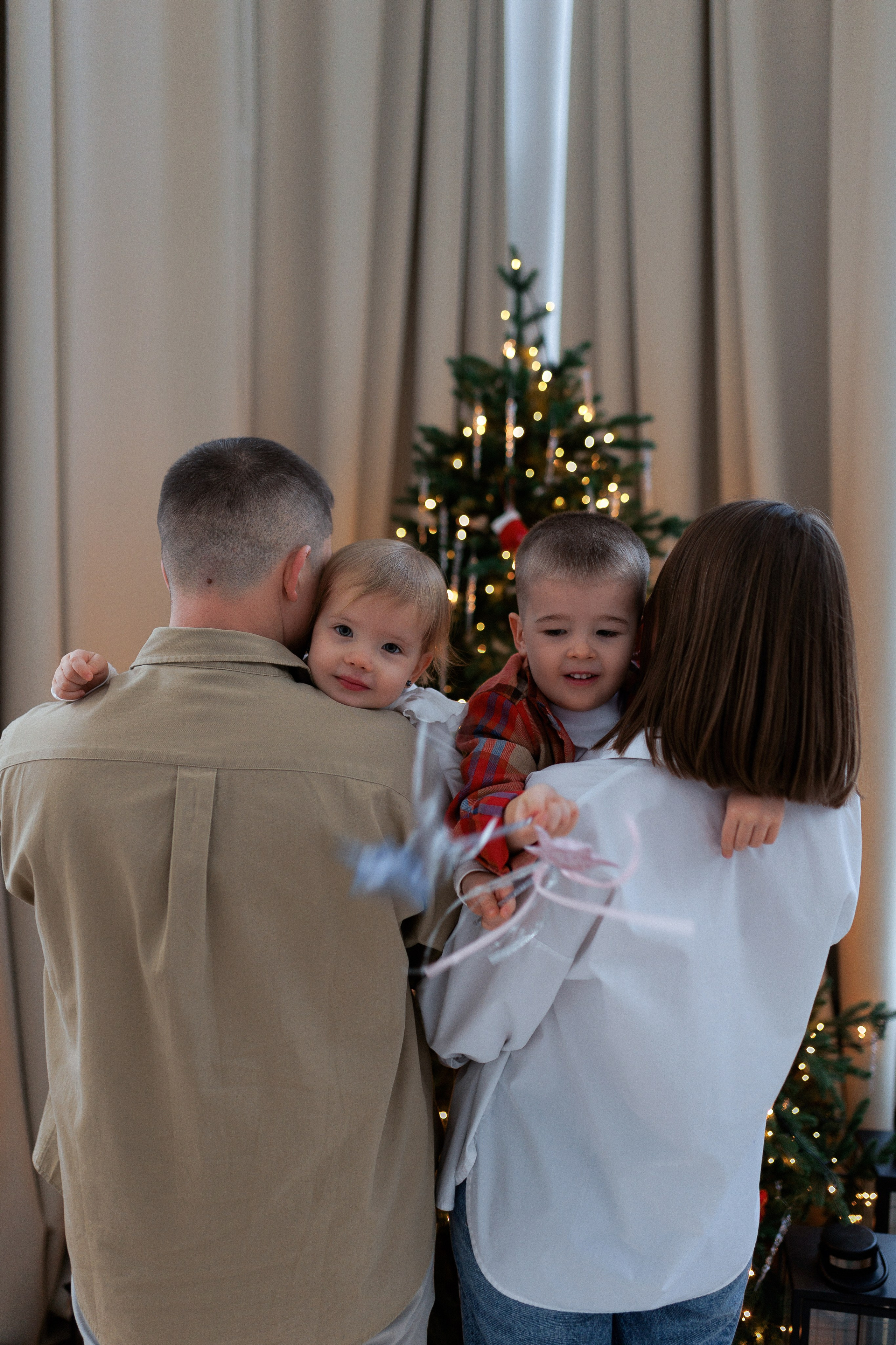 Сергей, Александра, Рита и Миша. Новогоднее. Настя Оленченко, портретный/семейный фотограф на цифру и плёнку Москва