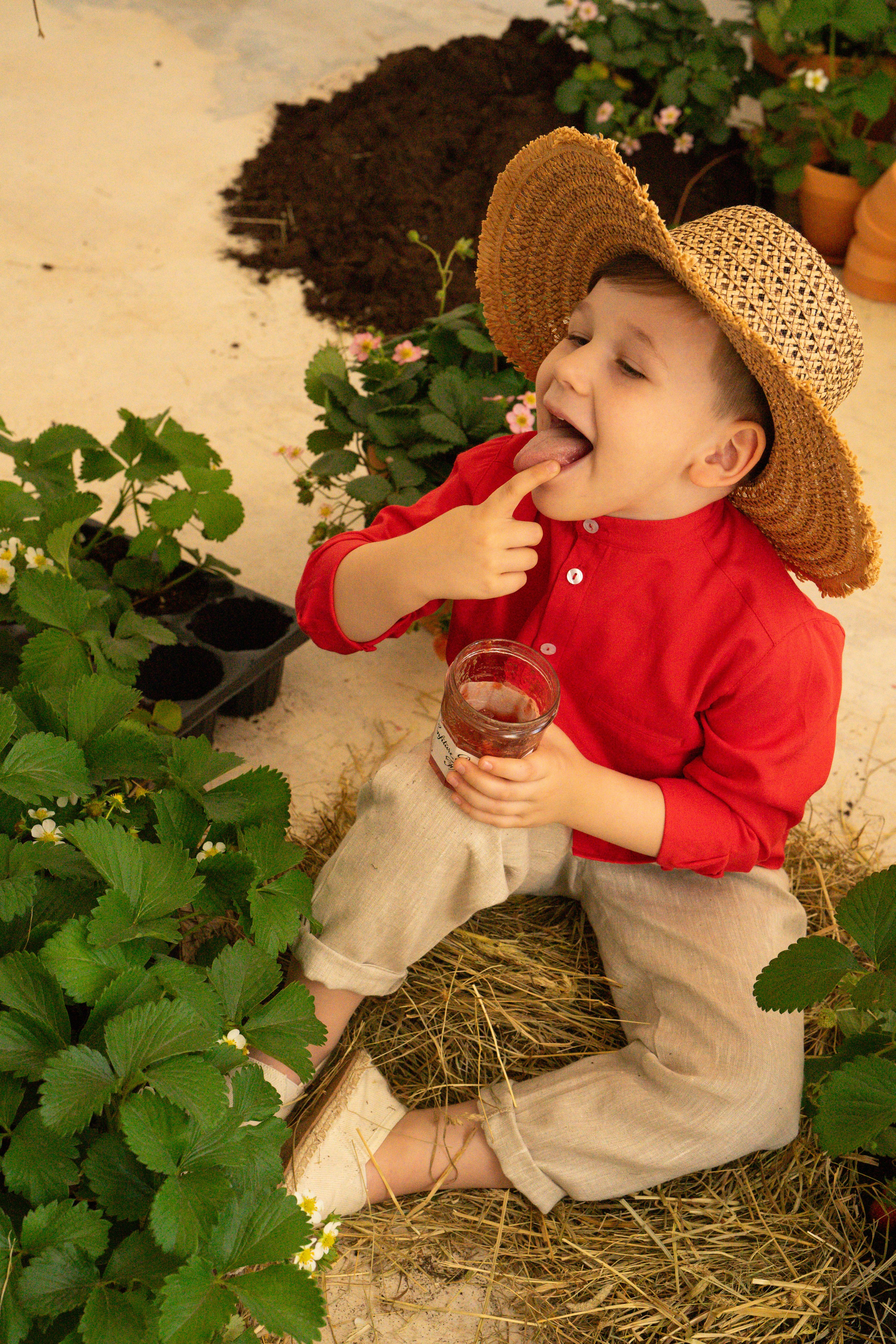 Маленькие садоводы. Ваш фотограф Tetiana Kolos, найду самый удачный ракурс и словлю момент