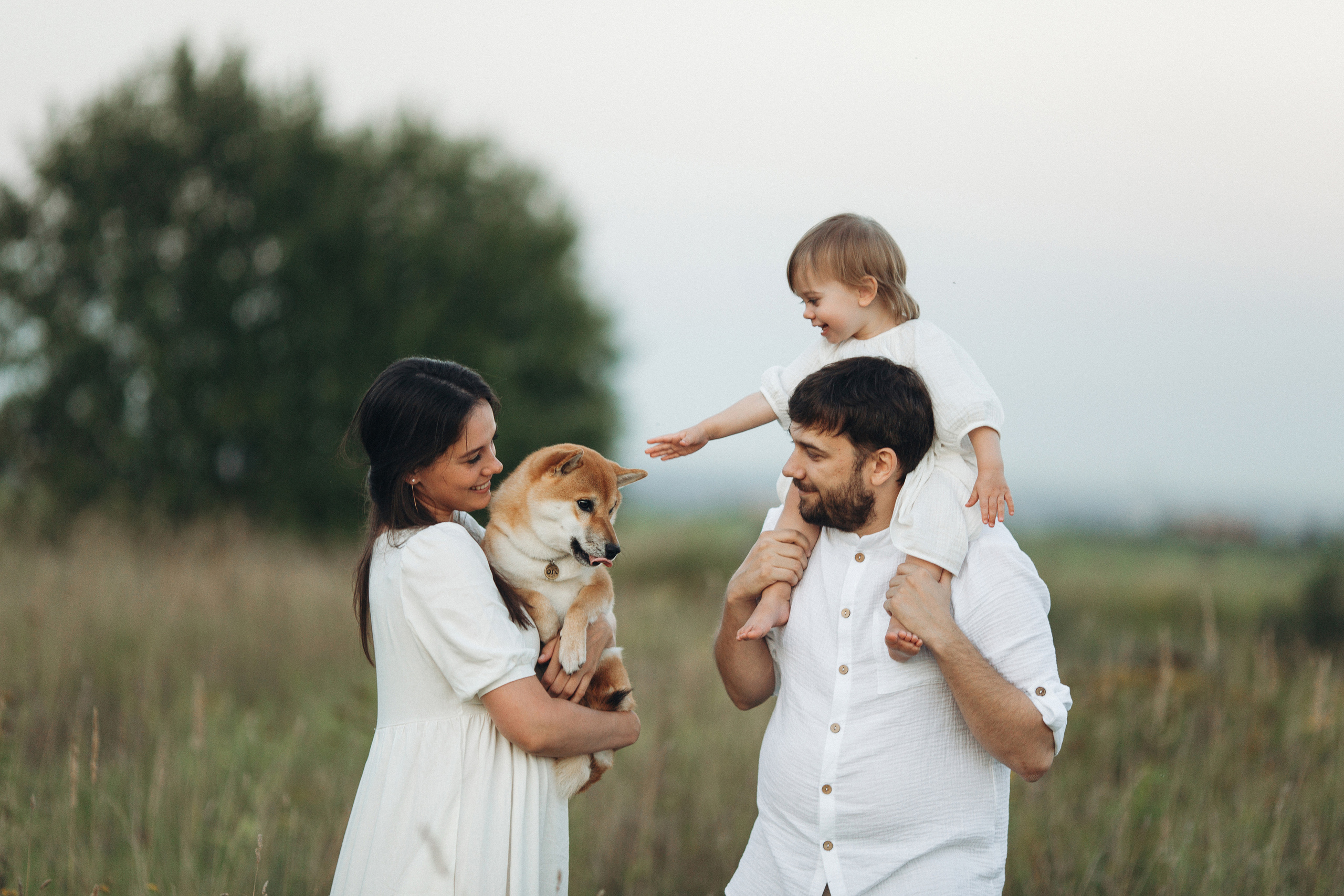 Аня, Сергей, Лера и Ори, фотосессия в поле. Семейный фотограф в Москве Марина Петра
