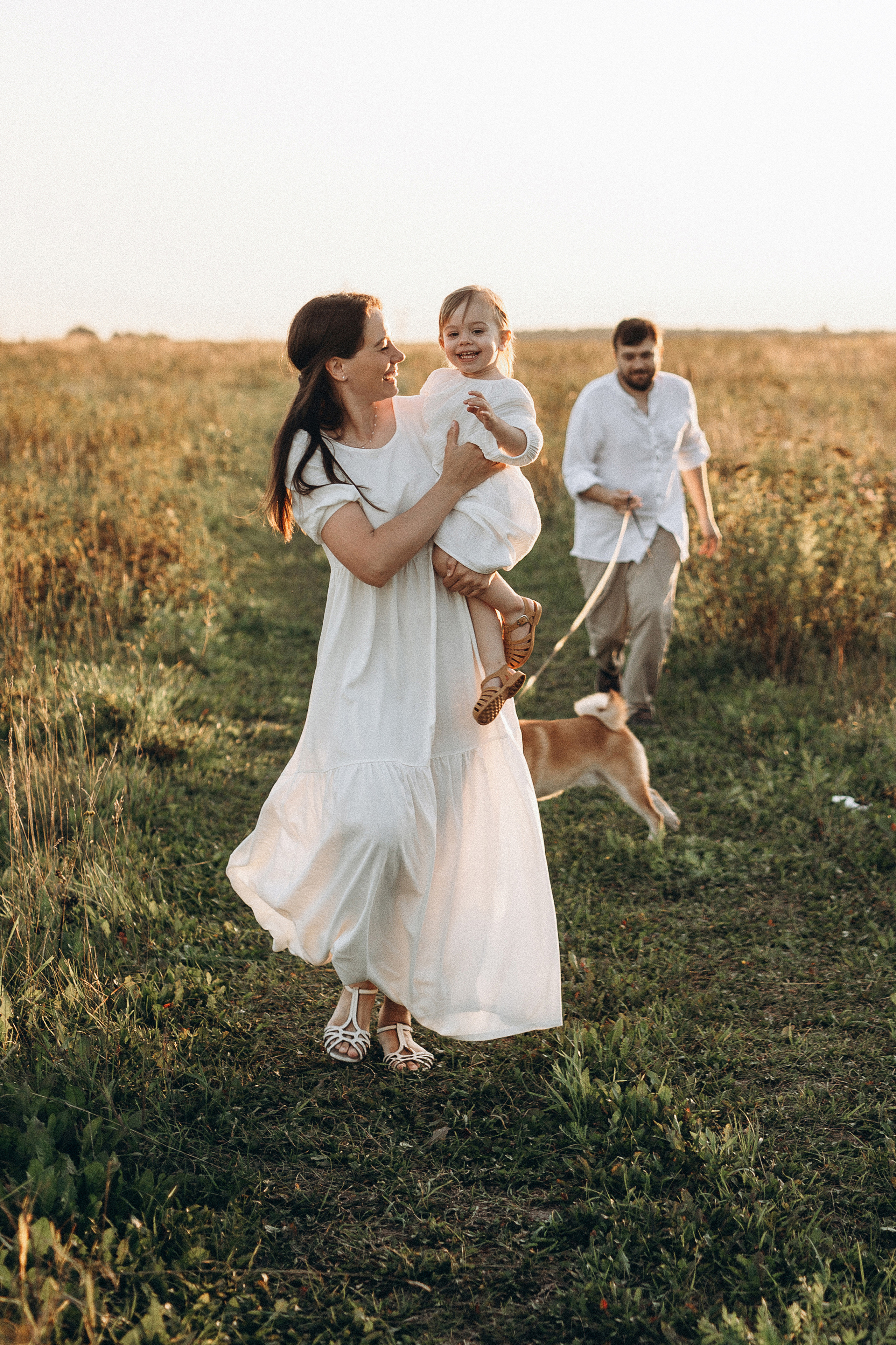 Аня, Сергей, Лера и Ори, фотосессия в поле. Семейный фотограф в Москве Марина Петра