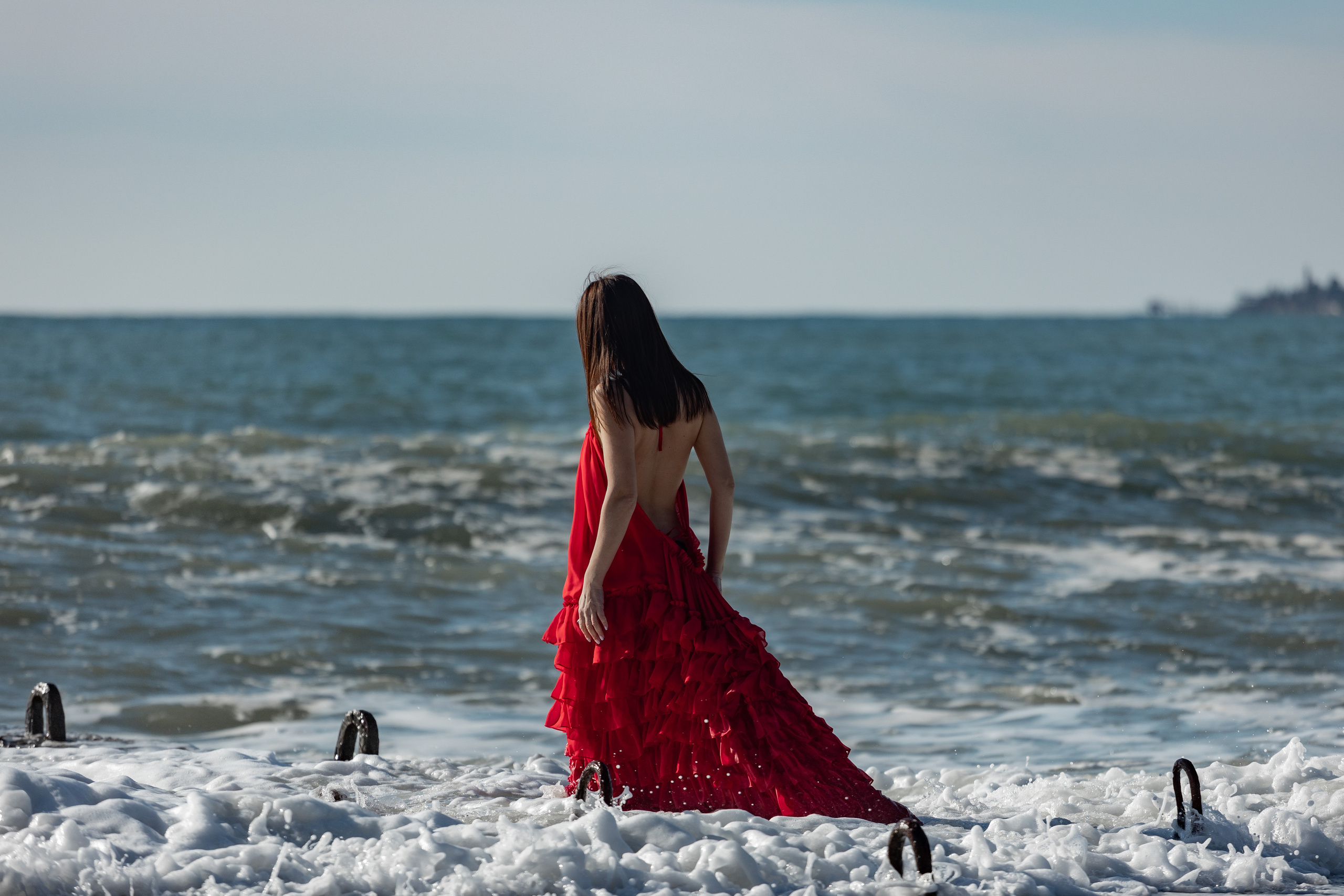 Shooting in a red dress in the sea. Photographer in Saint-Petersburg and Moscow Max Spector