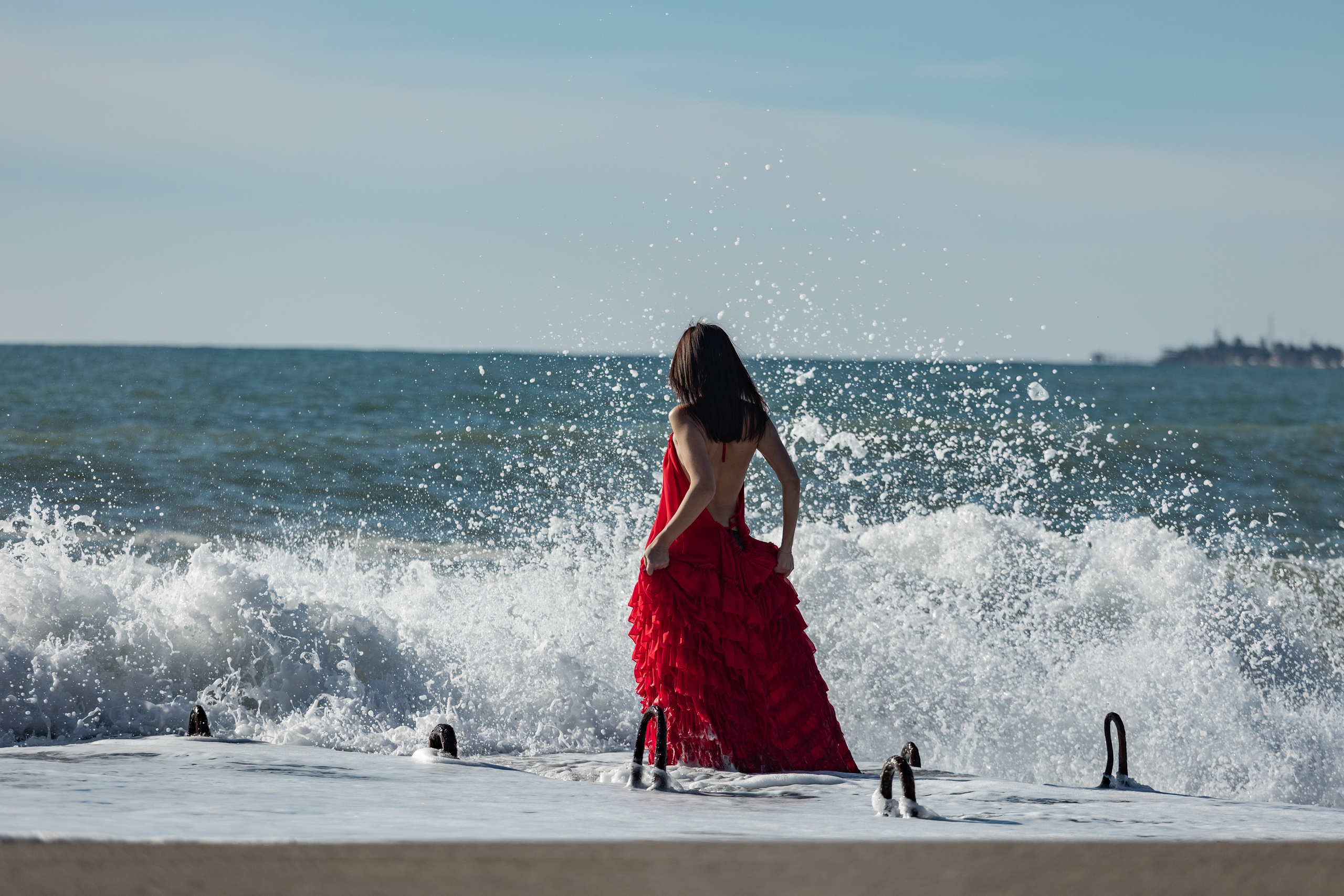 Shooting in a red dress in the sea. Photographer in Saint-Petersburg and Moscow Max Spector