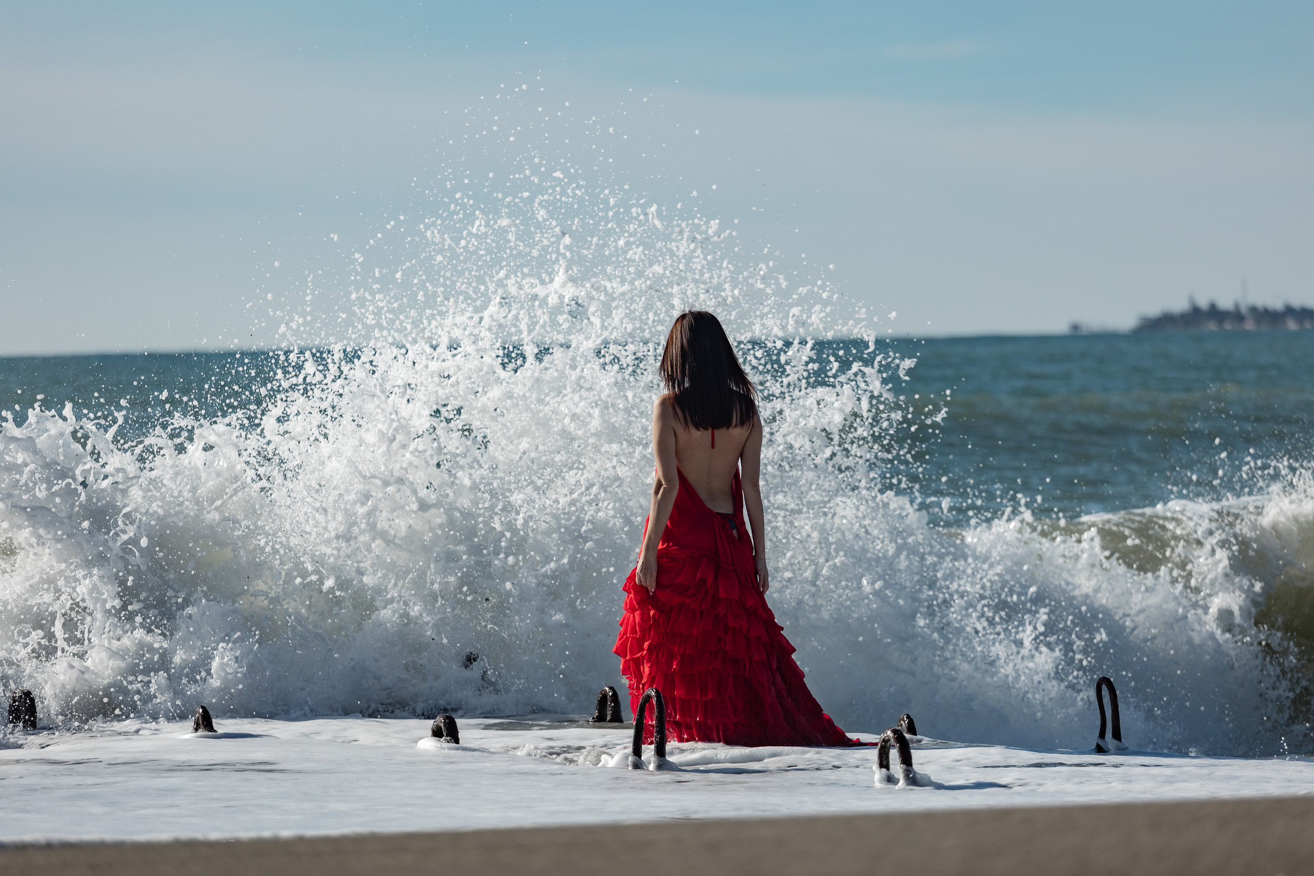 Shooting in a red dress in the sea. Photographer in Saint-Petersburg and Moscow Max Spector