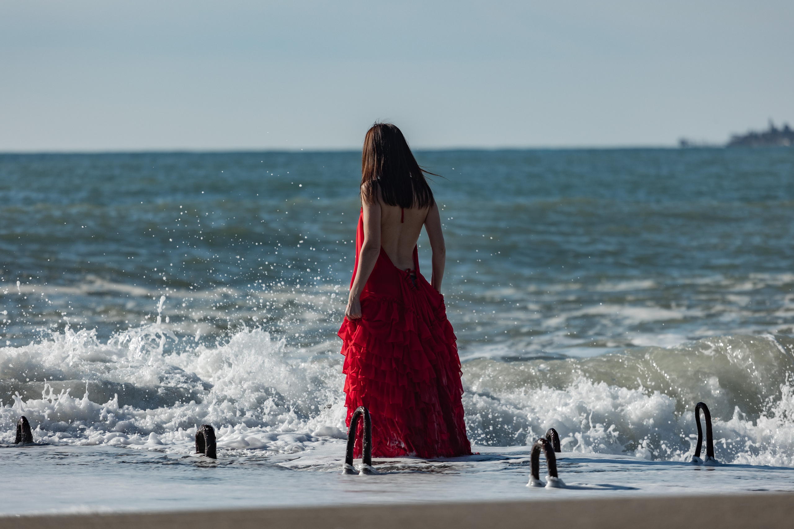 Shooting in a red dress in the sea. Photographer in Saint-Petersburg and Moscow Max Spector