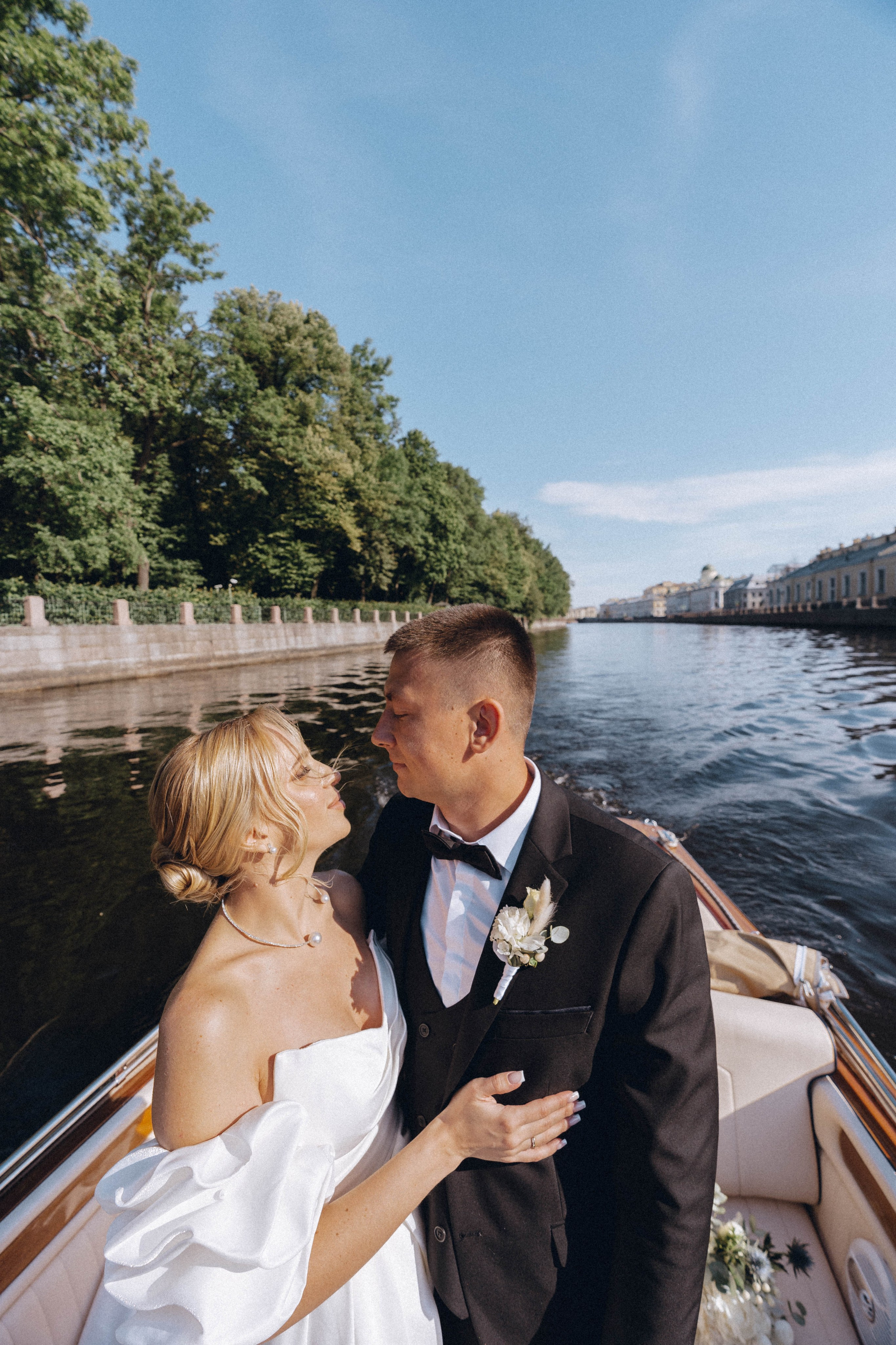 СВАДЕНБНАЯ СЬЕМКА НА КАТЕРЕ ПО КАНАЛАМ САНКТ-ПЕТЕРБУРГА И В АКВАТОРИИ НЕВЫ. Профессиональный фотограф, Санкт-Петербург — Виктория Богомолова