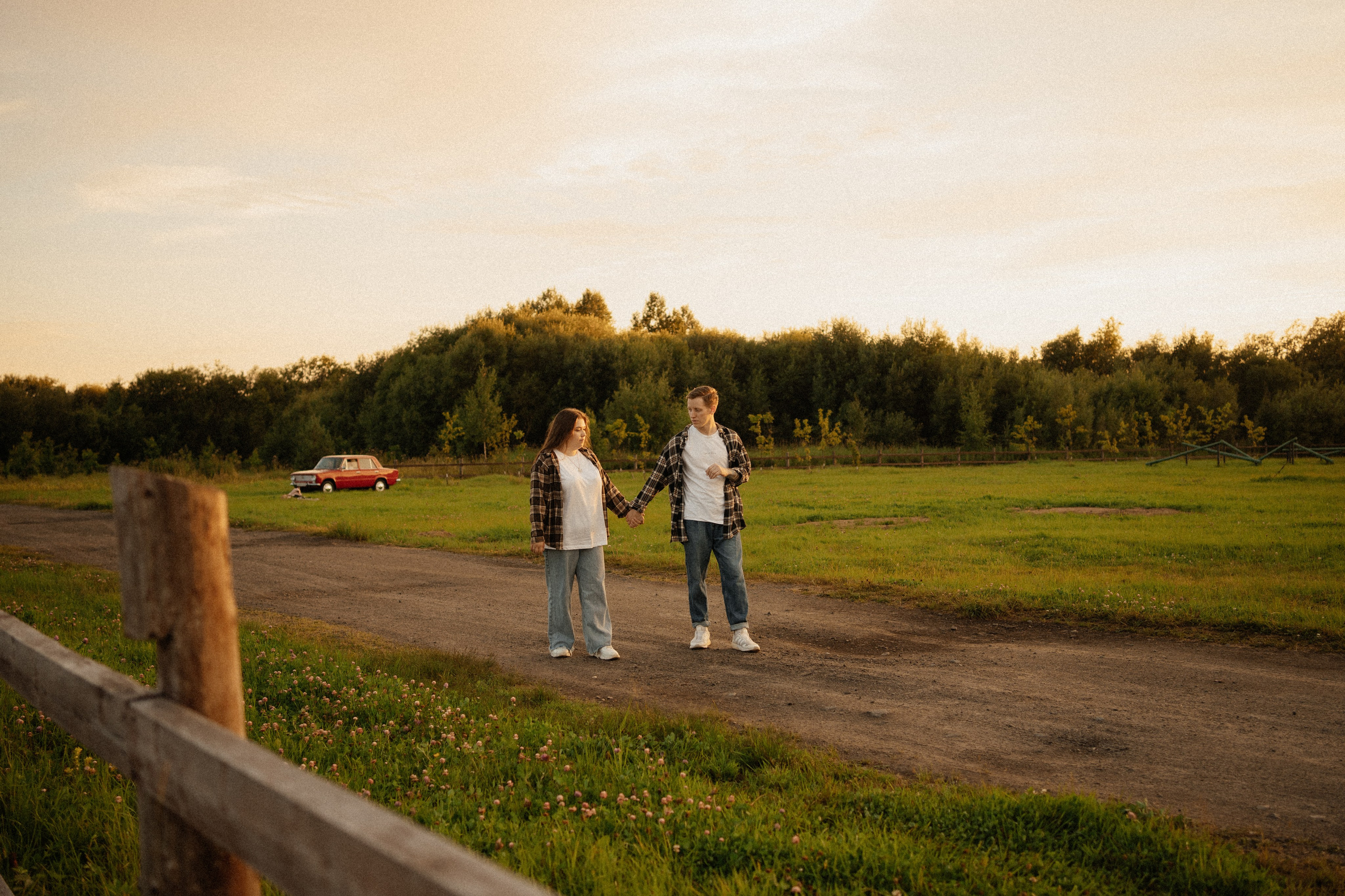 Парная фотосессия на закате за городом с красной Ладой | Лето | Архангельск. Свадебный и портретный фотограф в Архангельске Елизавета Стрекаловская