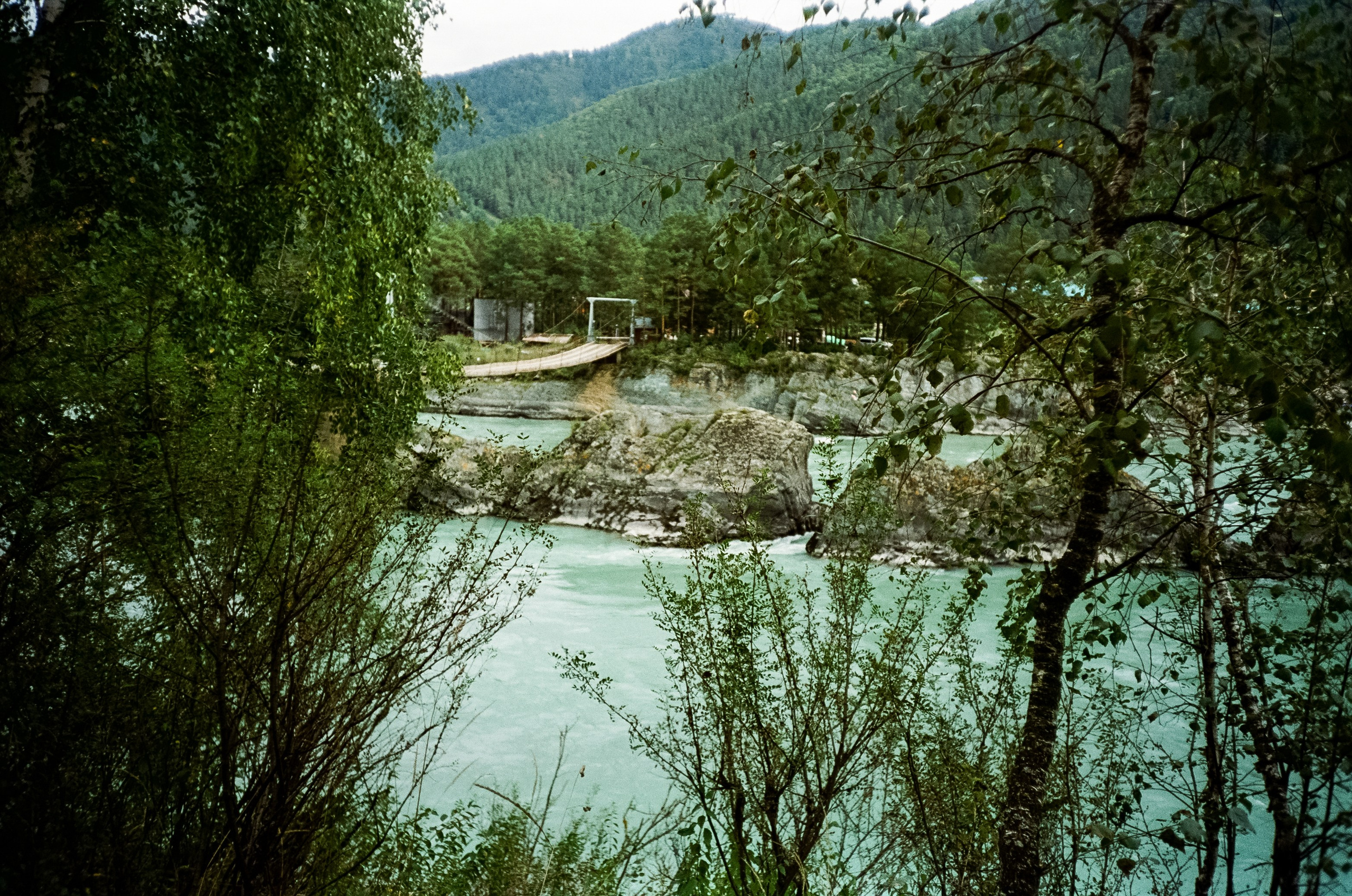 Зубы Дракона. Подвесной мост, скалы и Катунь. Фотограф-документалист Мария Осокина