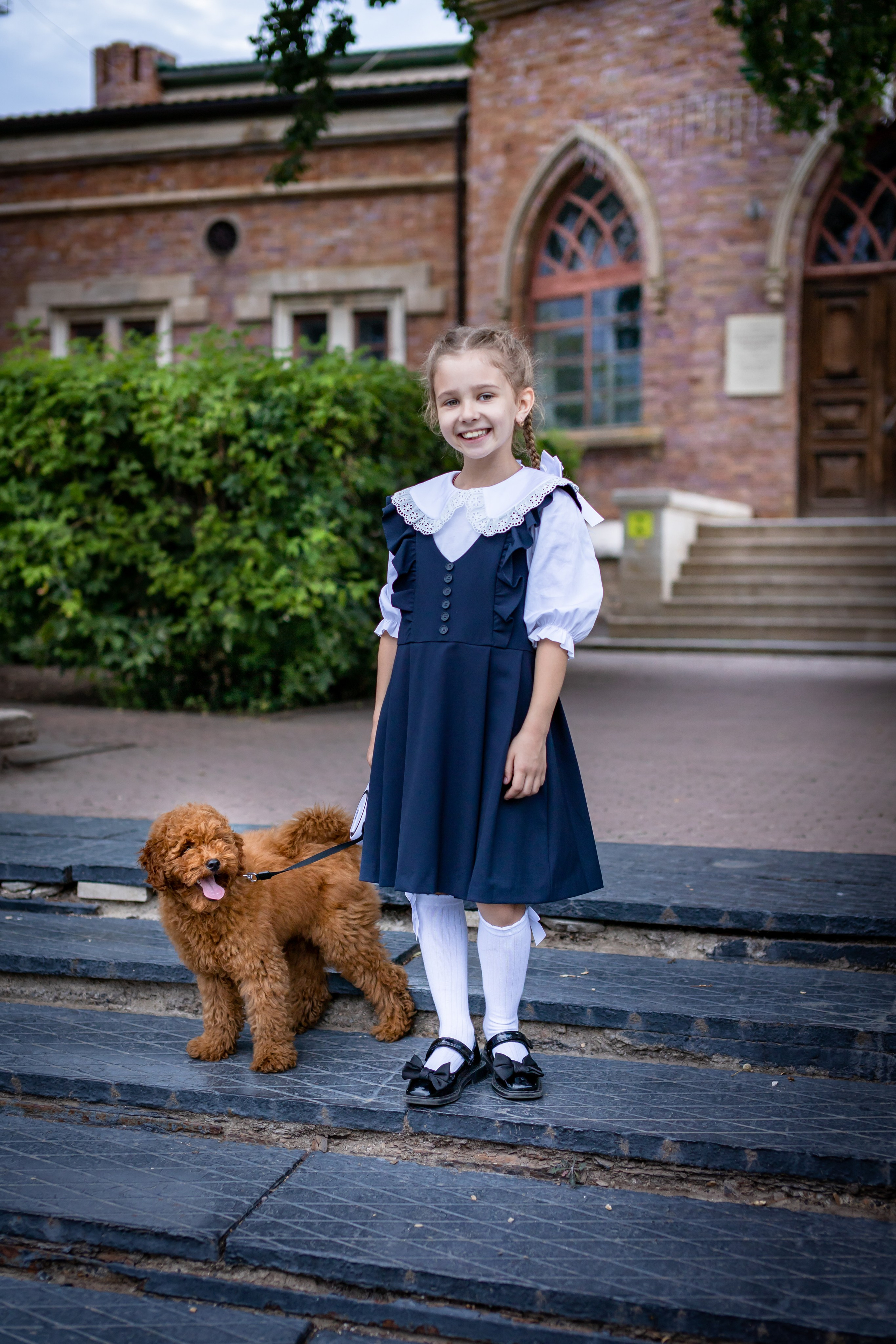 Рома и Белла идут в школу. Фотограф в Оренбурге. Профессиональный фотограф