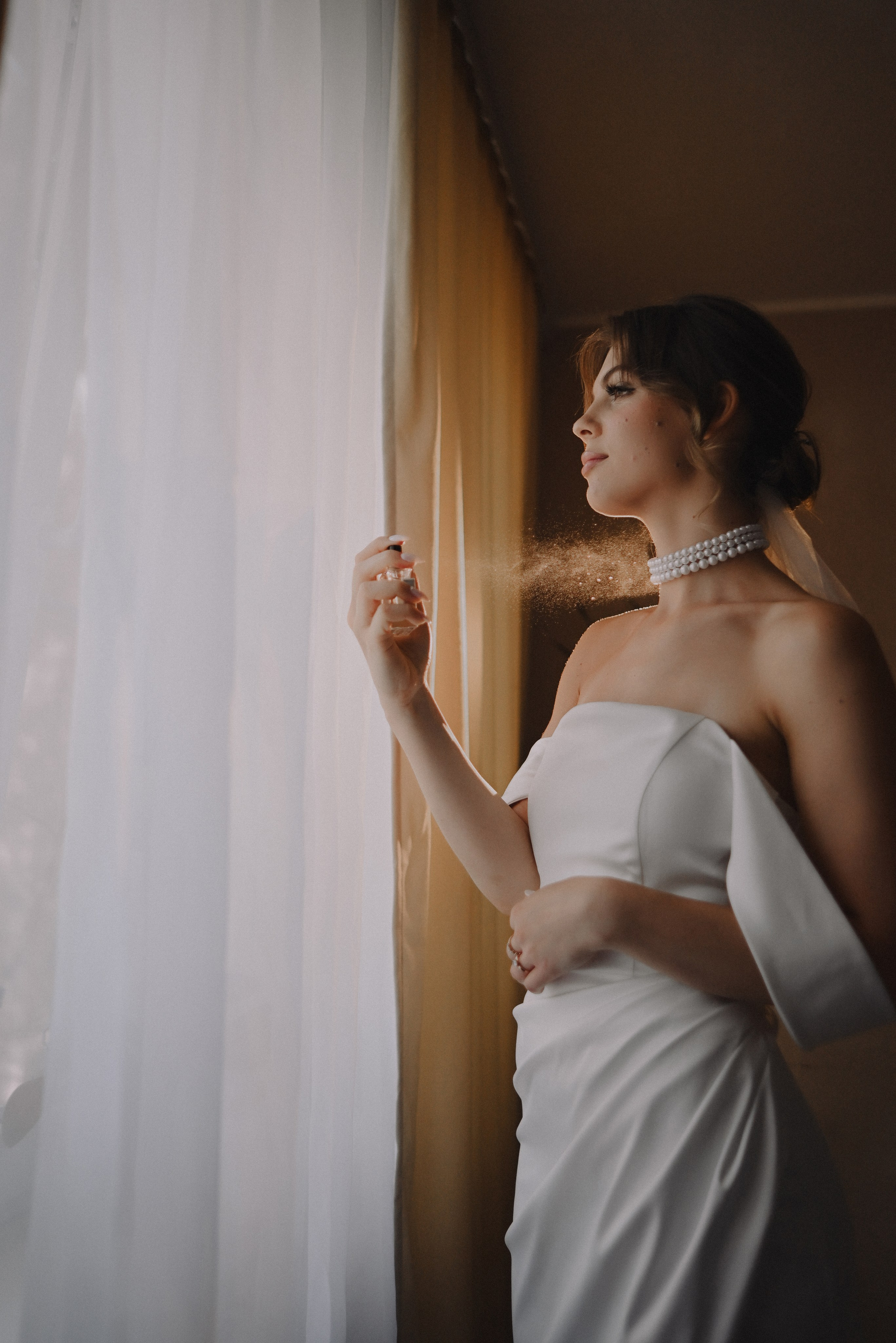 Невеста в платье у окна — подготовка к свадьбе в Москве
