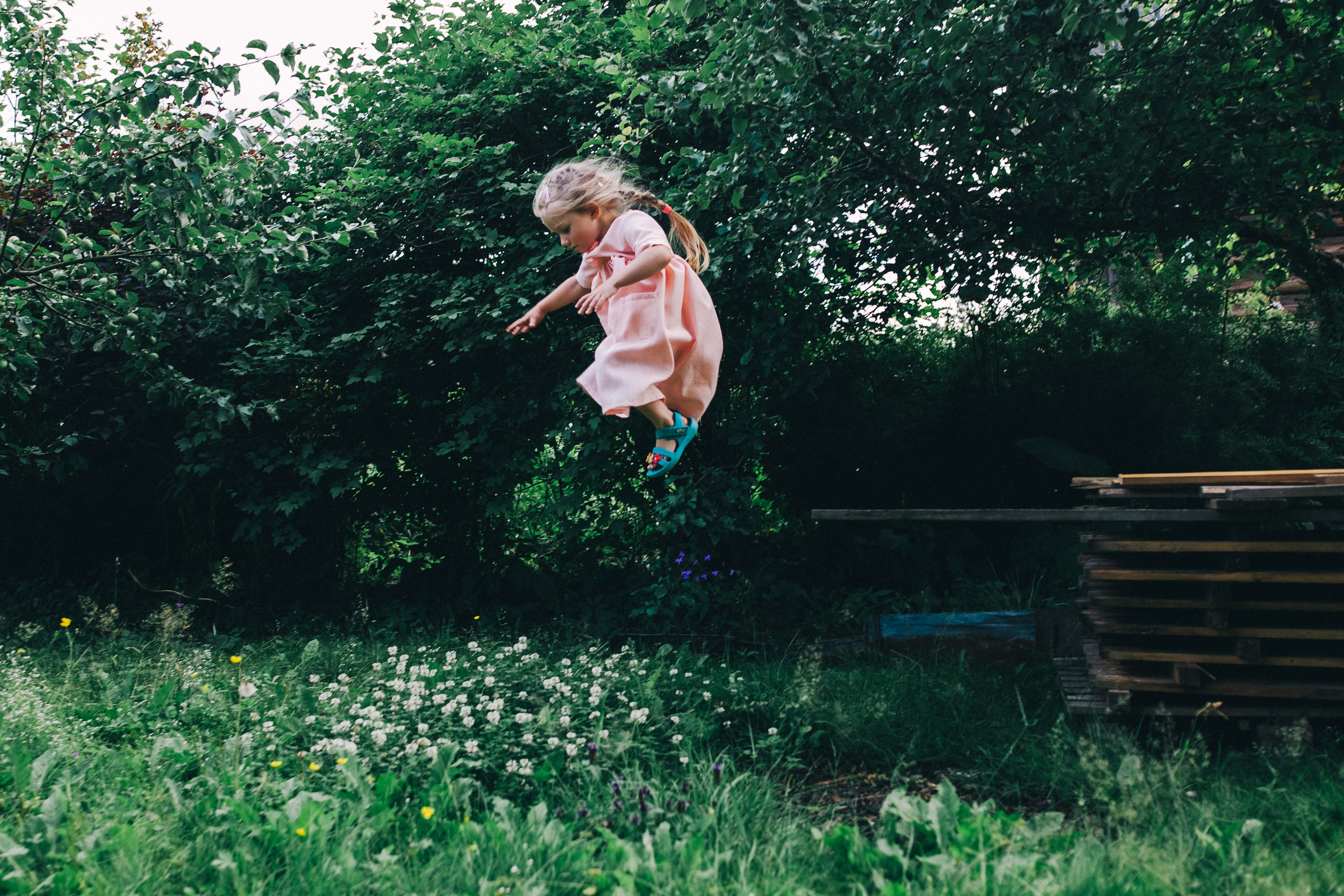 Ульяше 5 лет. Дачный деньрожденский день. Семейный фотограф, фотограф родов, репортажей фотограф в Санкт-Петербу