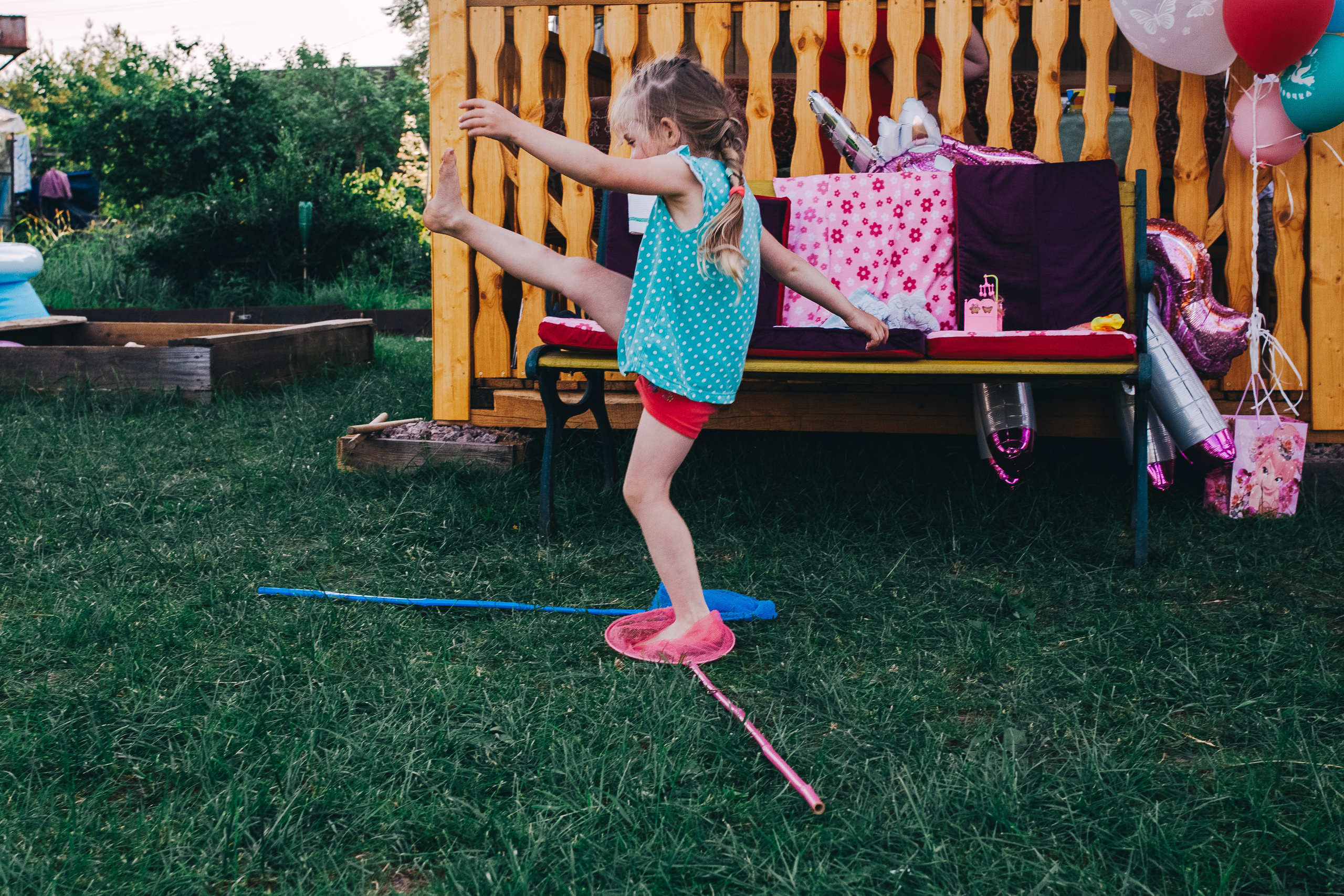 Ульяше 5 лет. Дачный деньрожденский день. Семейный фотограф, фотограф родов, репортажей фотограф в Санкт-Петербу