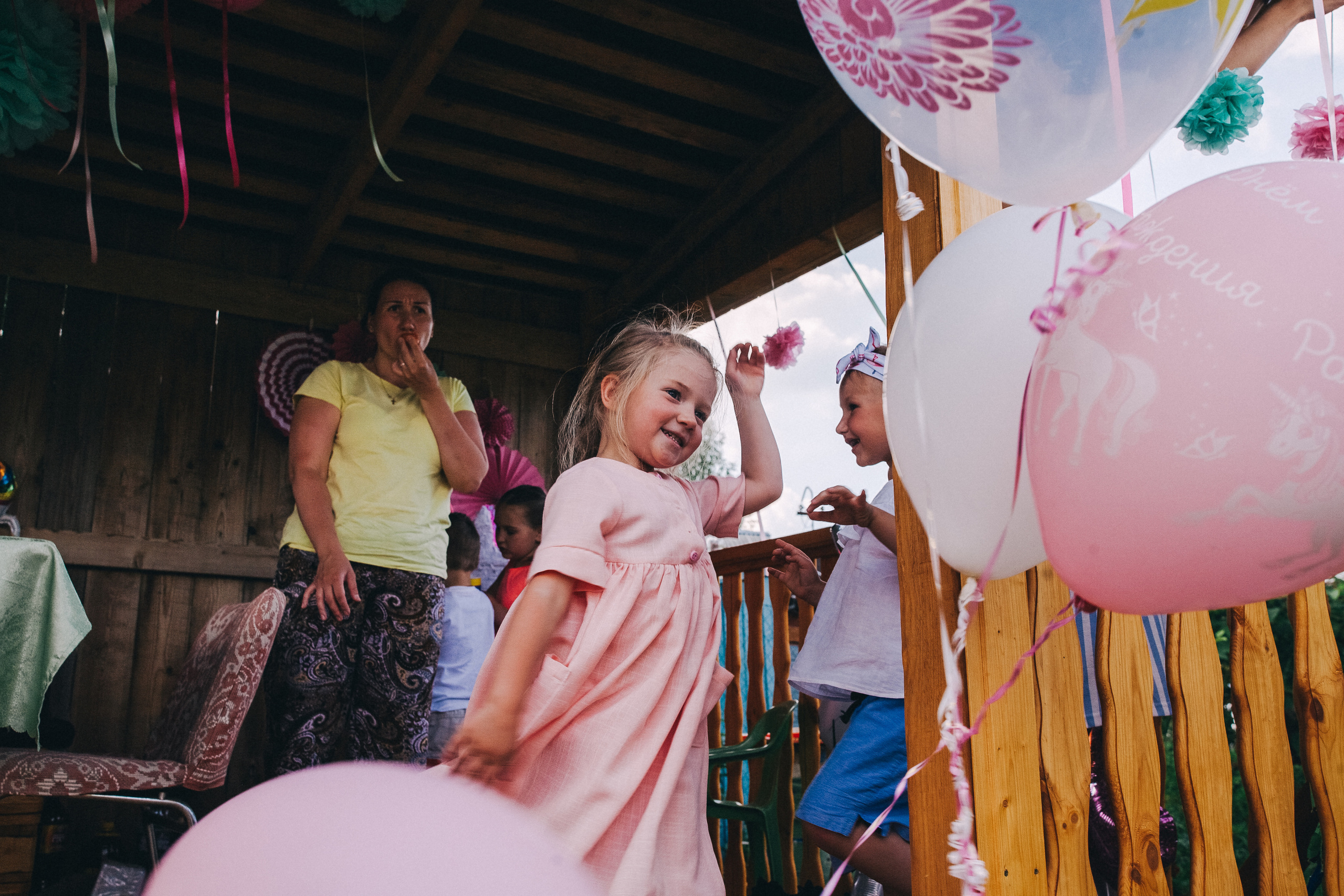 Ульяше 5 лет. Дачный деньрожденский день. Семейный фотограф, фотограф родов, репортажей фотограф в Санкт-Петербу